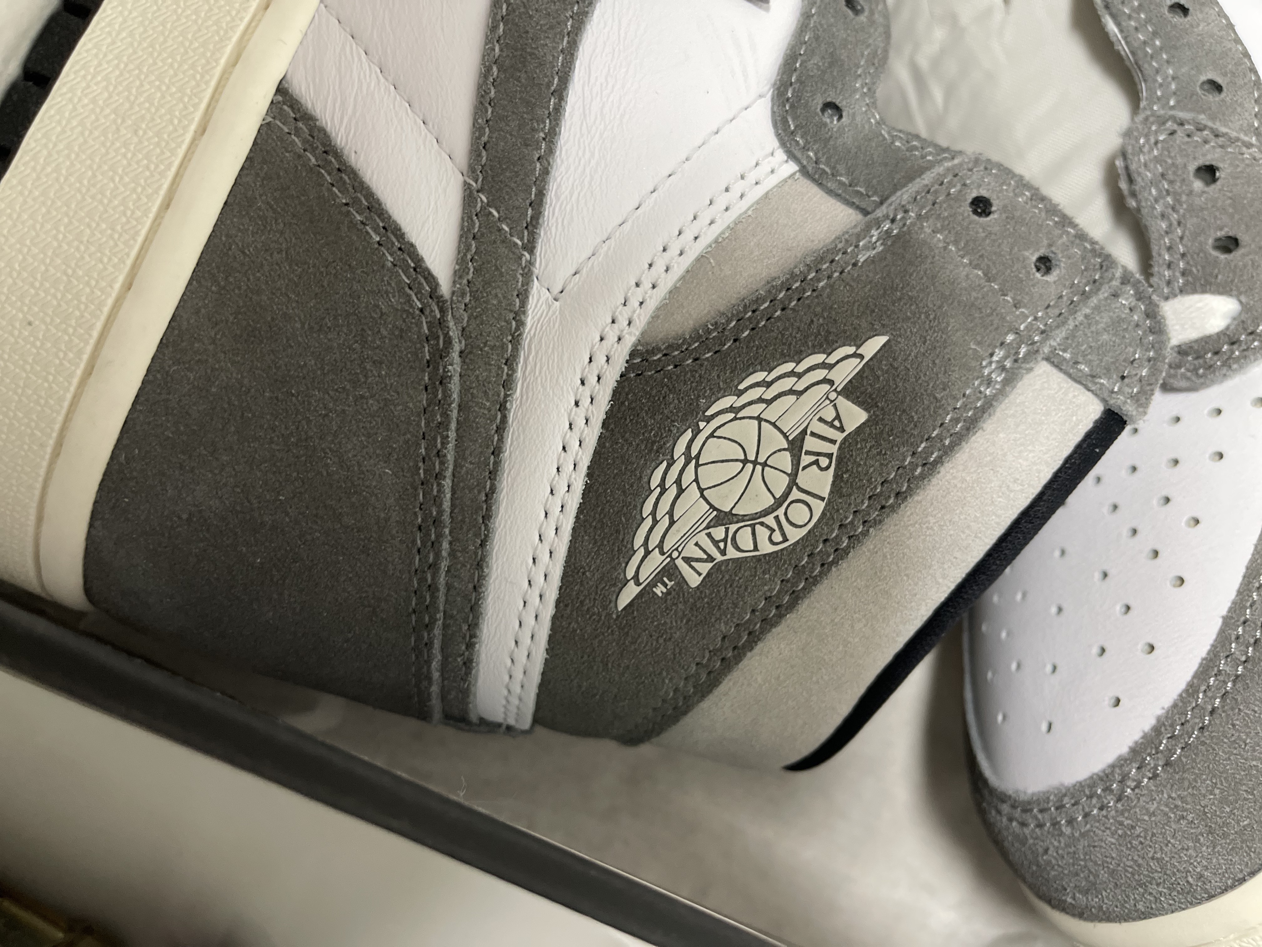 Jordan 1 Retro High OG Black and Smoke Grey 착용 스타일 - 3