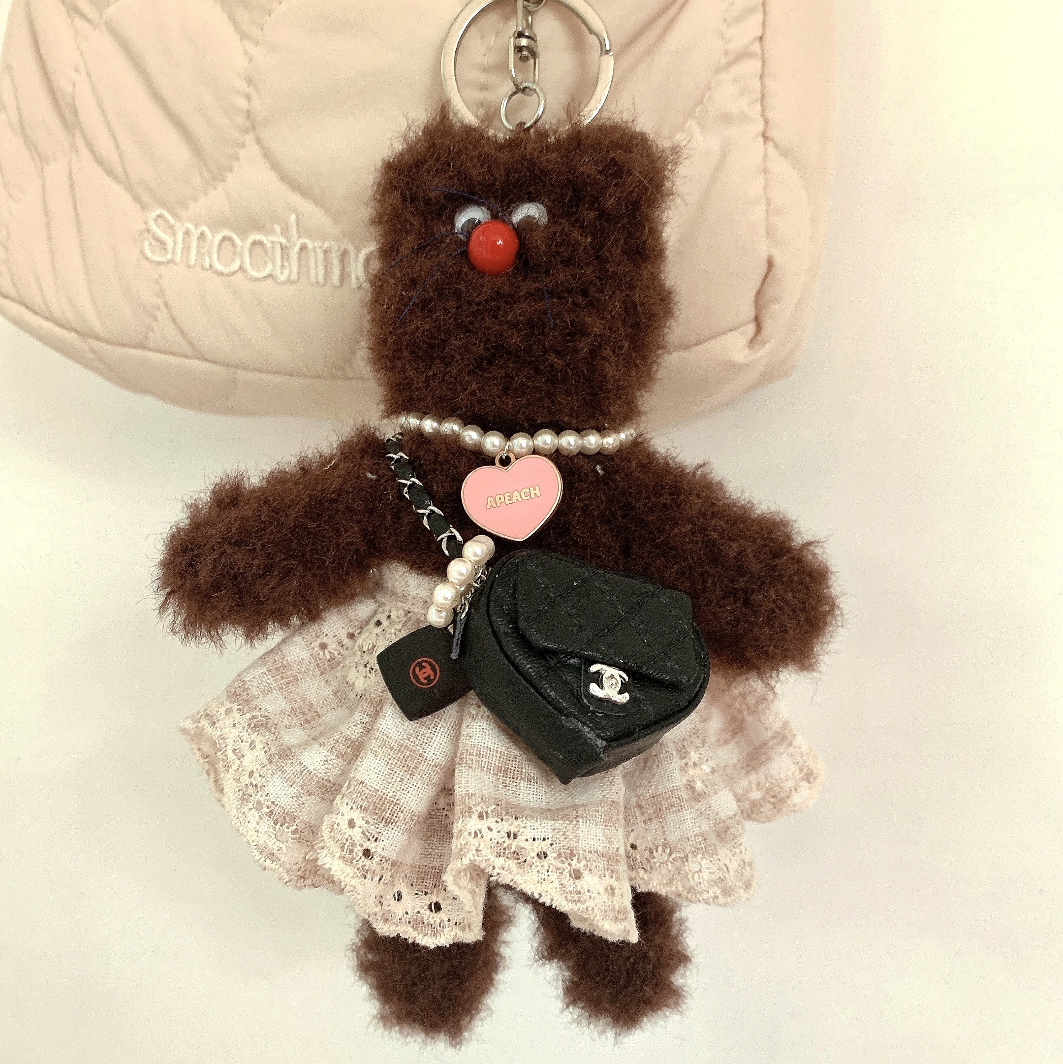 [KREAM 단독] Monamhee Bred Keyring with Pink Pants Brown 착용 스타일 - 1