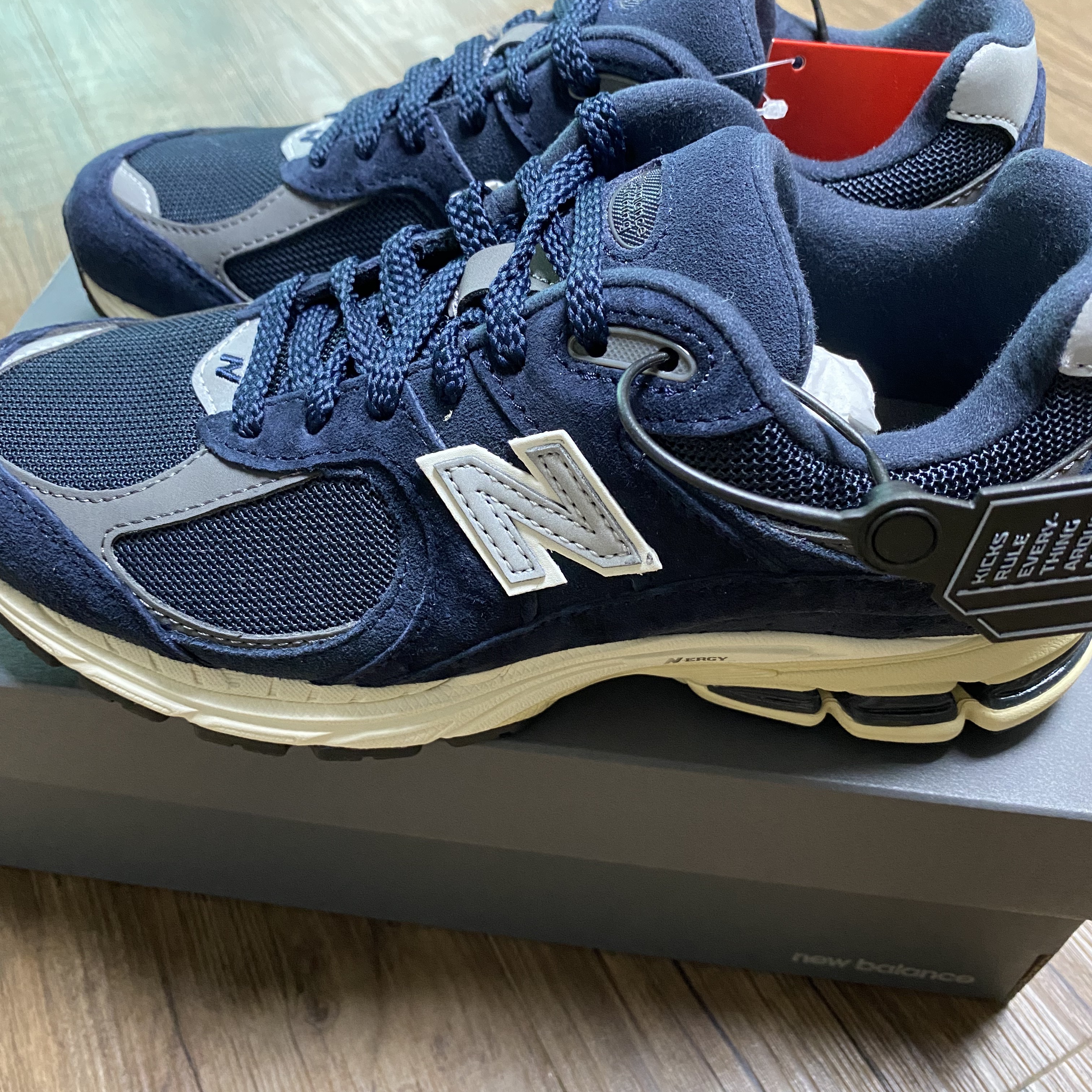 New Balance 2002R Eclipse Castlerock 착용 스타일 - 4
