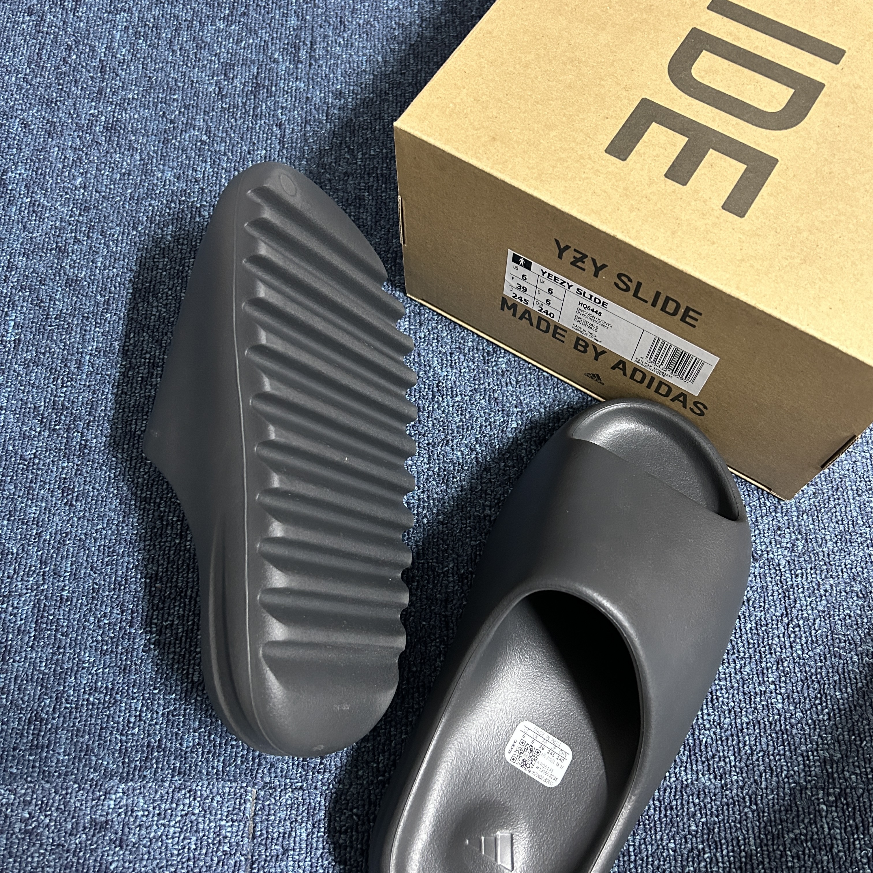 Adidas Yeezy Slide Onyx 착용 스타일 - 3