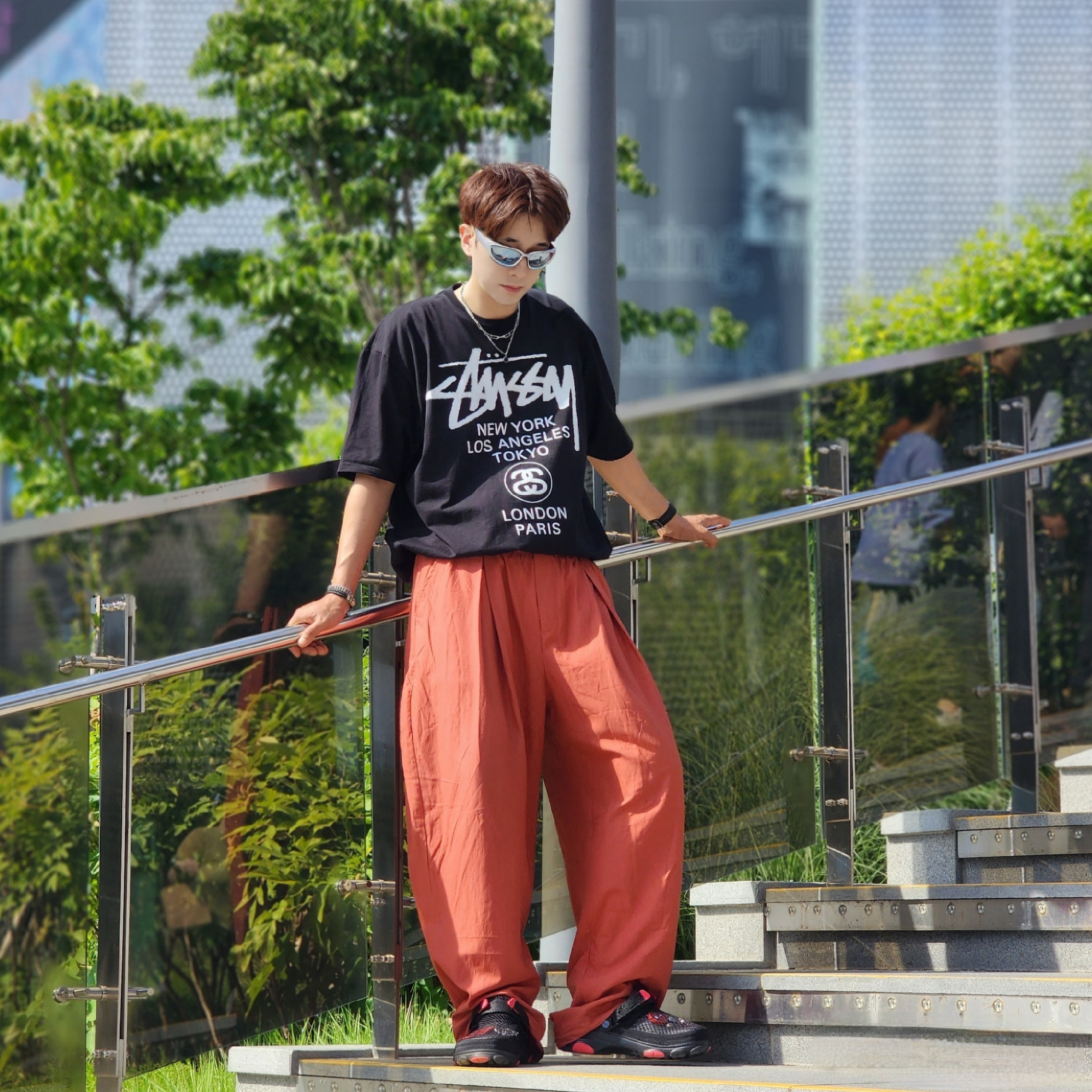 Stussy World Tour T-Shirt Black, Crocs x Staple Classic All Terrain Clog Black 착용 스타일 - 4