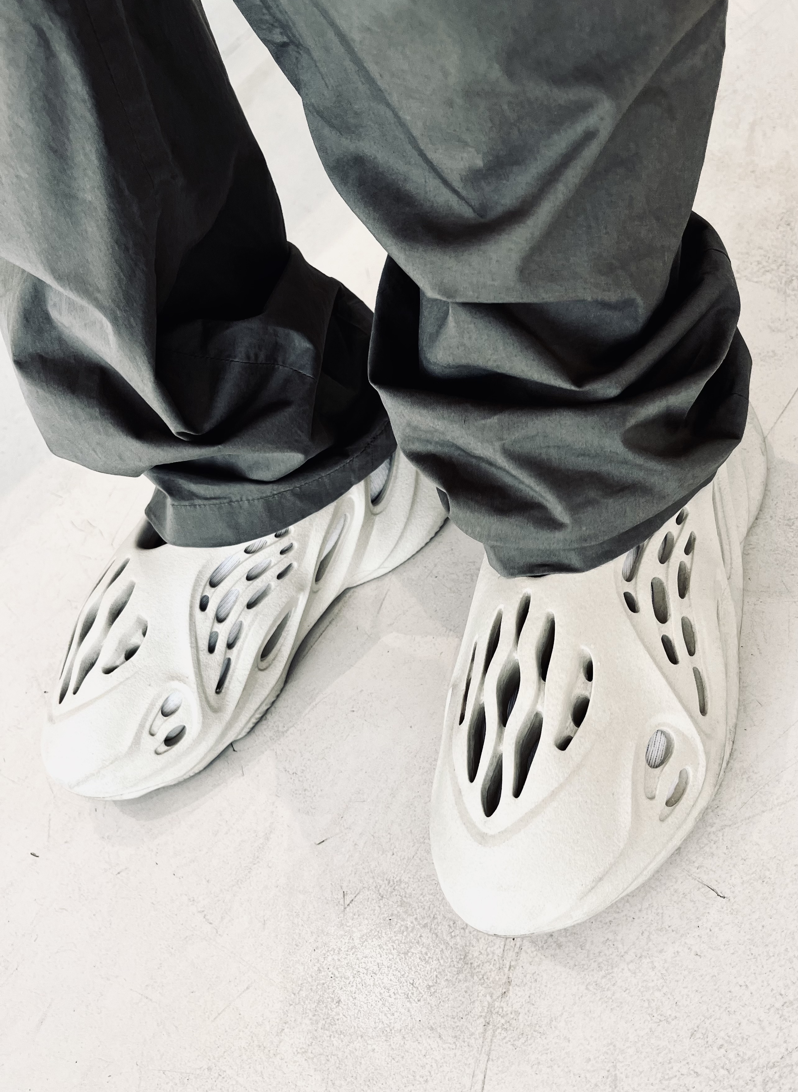 Adidas Yeezy Foam RNNR Sand 착용 스타일 - 2