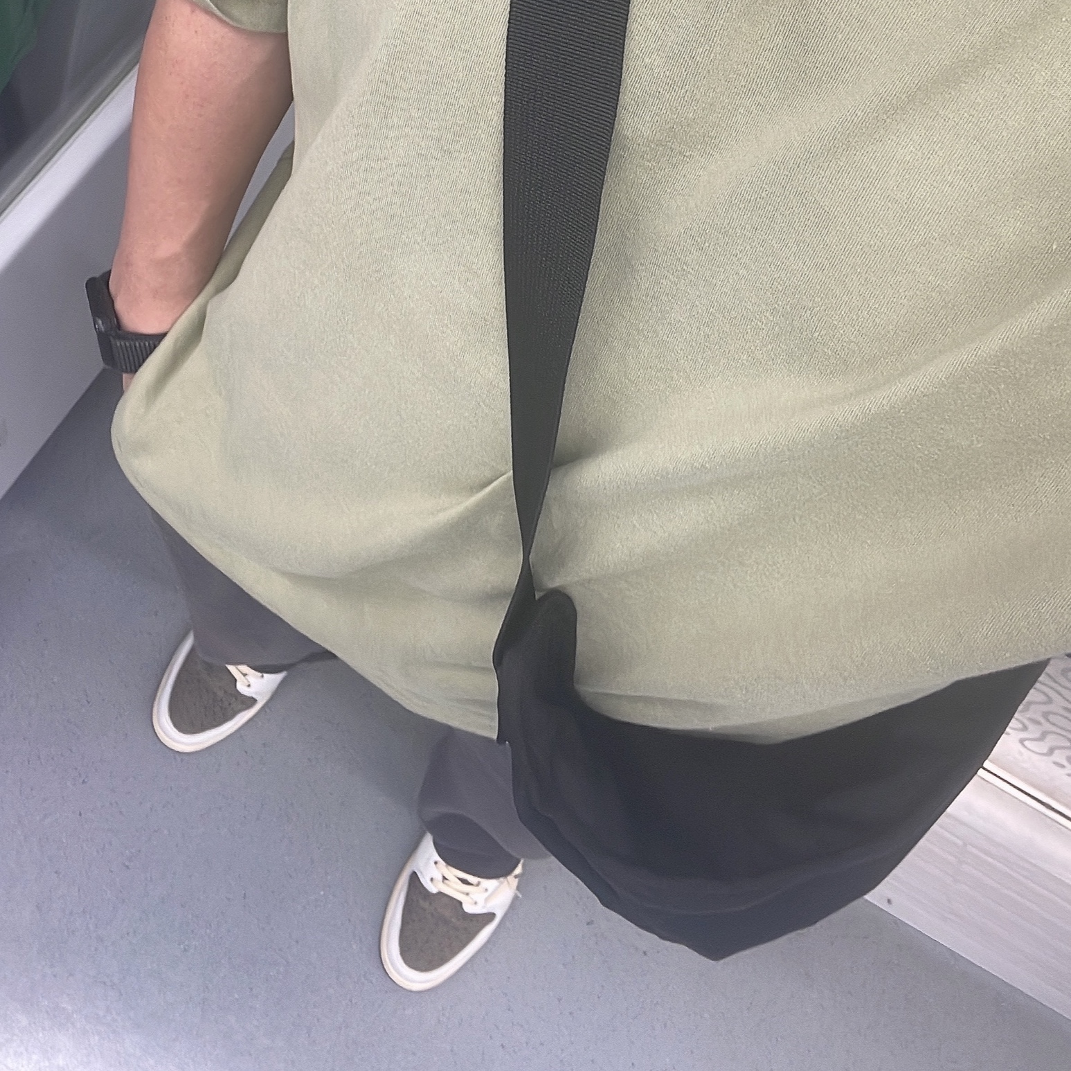 Jordan 1 x Travis Scott Retro Low OG SP Sail and Ridgerock 착용 스타일