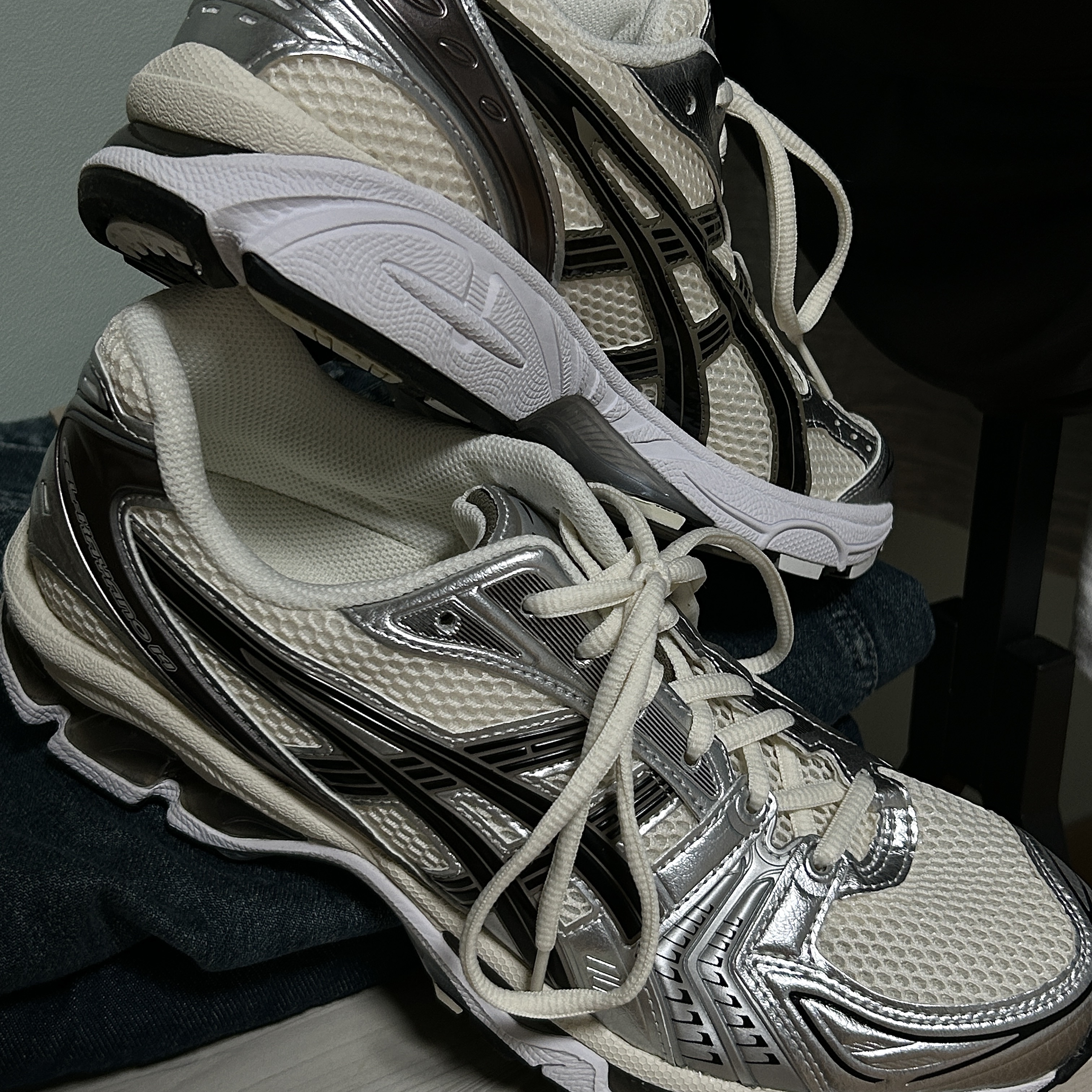 Asics Gel-Kayano 14 Cream Black 착용 스타일 - 1