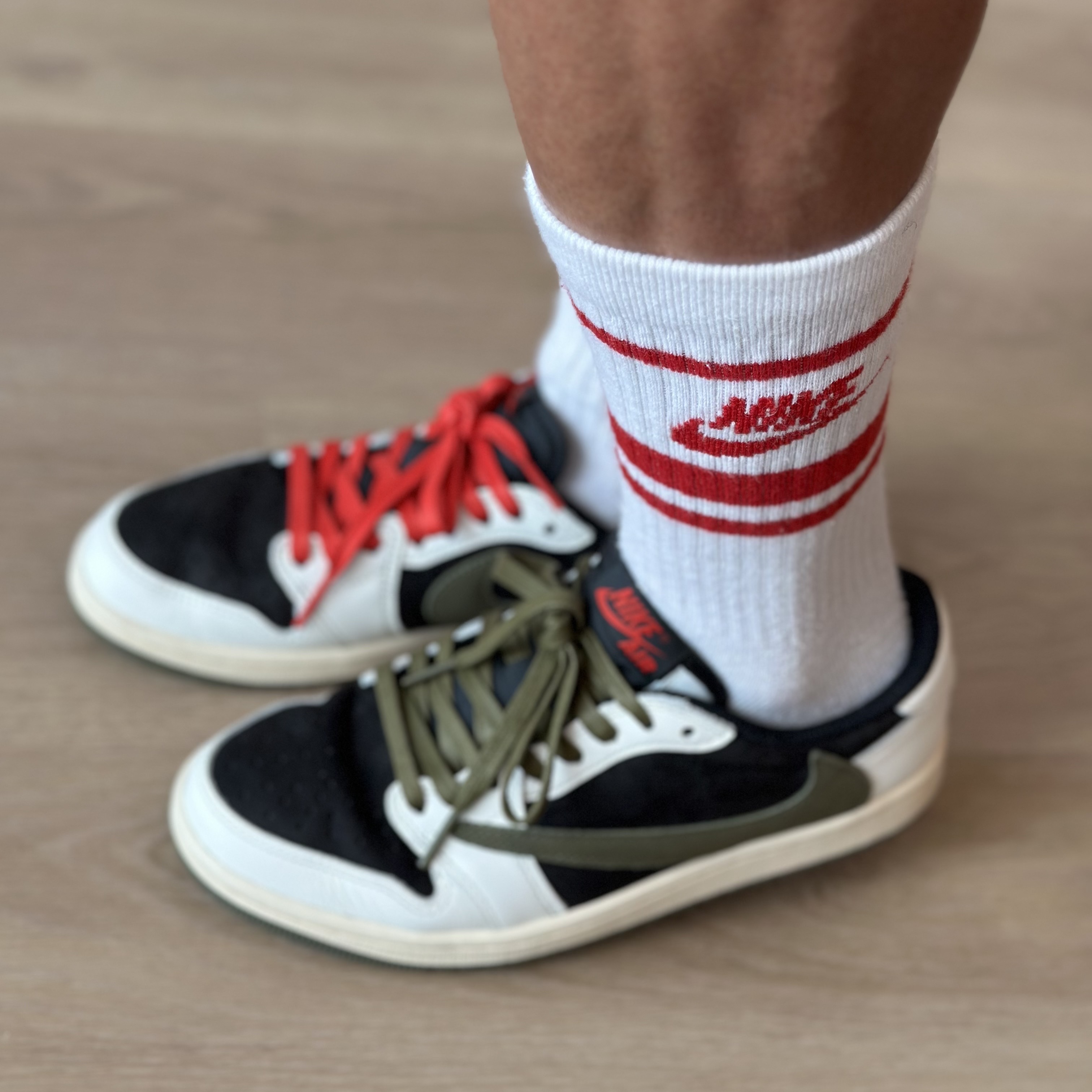 (W) Jordan 1 x Travis Scott Retro Low OG SP Medium Olive, Nike NSW Everyday Essential Crew Socks White University Red (3 Pack/Korean Ver.) 착용 스타일