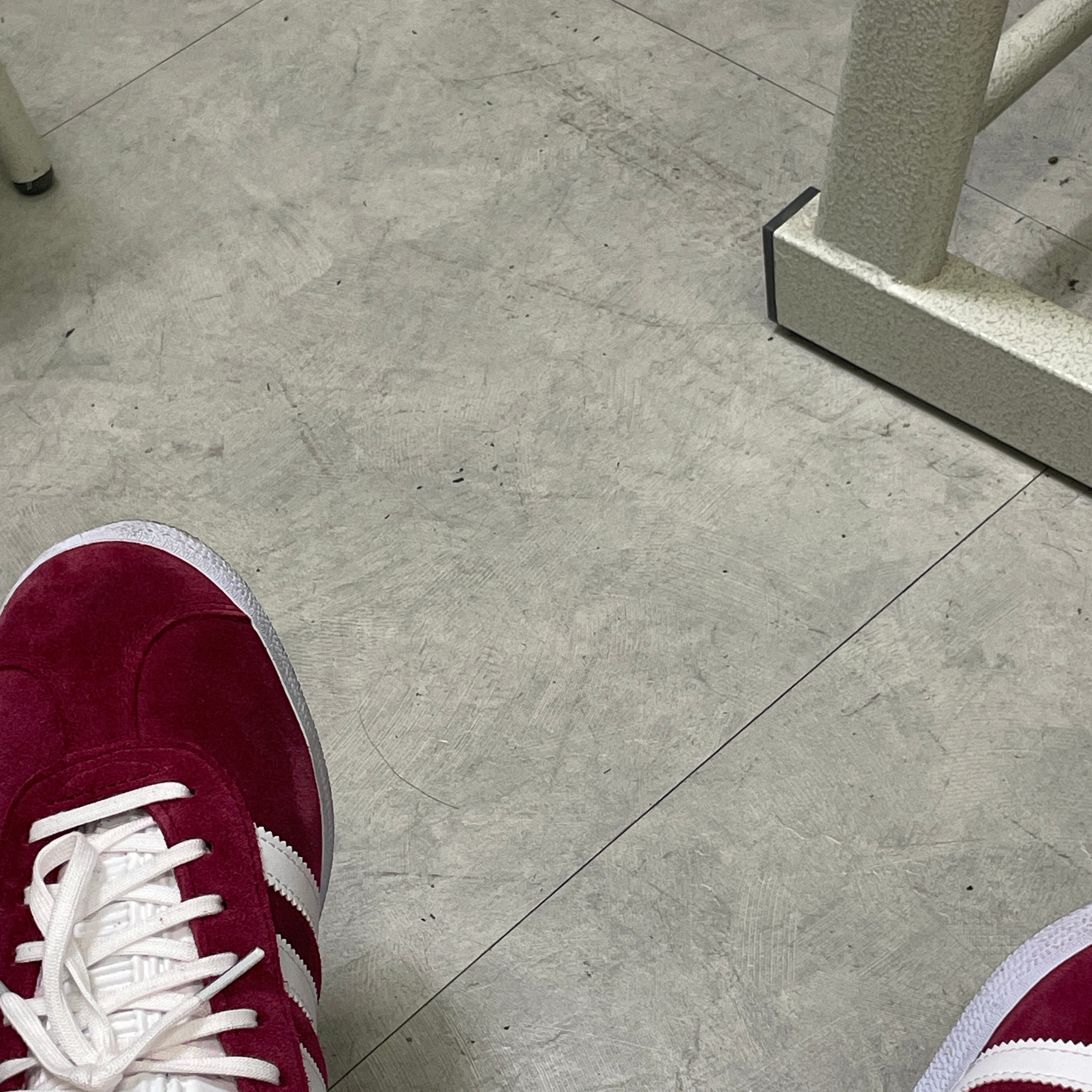 Adidas Gazelle Collegiate Burgundy 착용 스타일