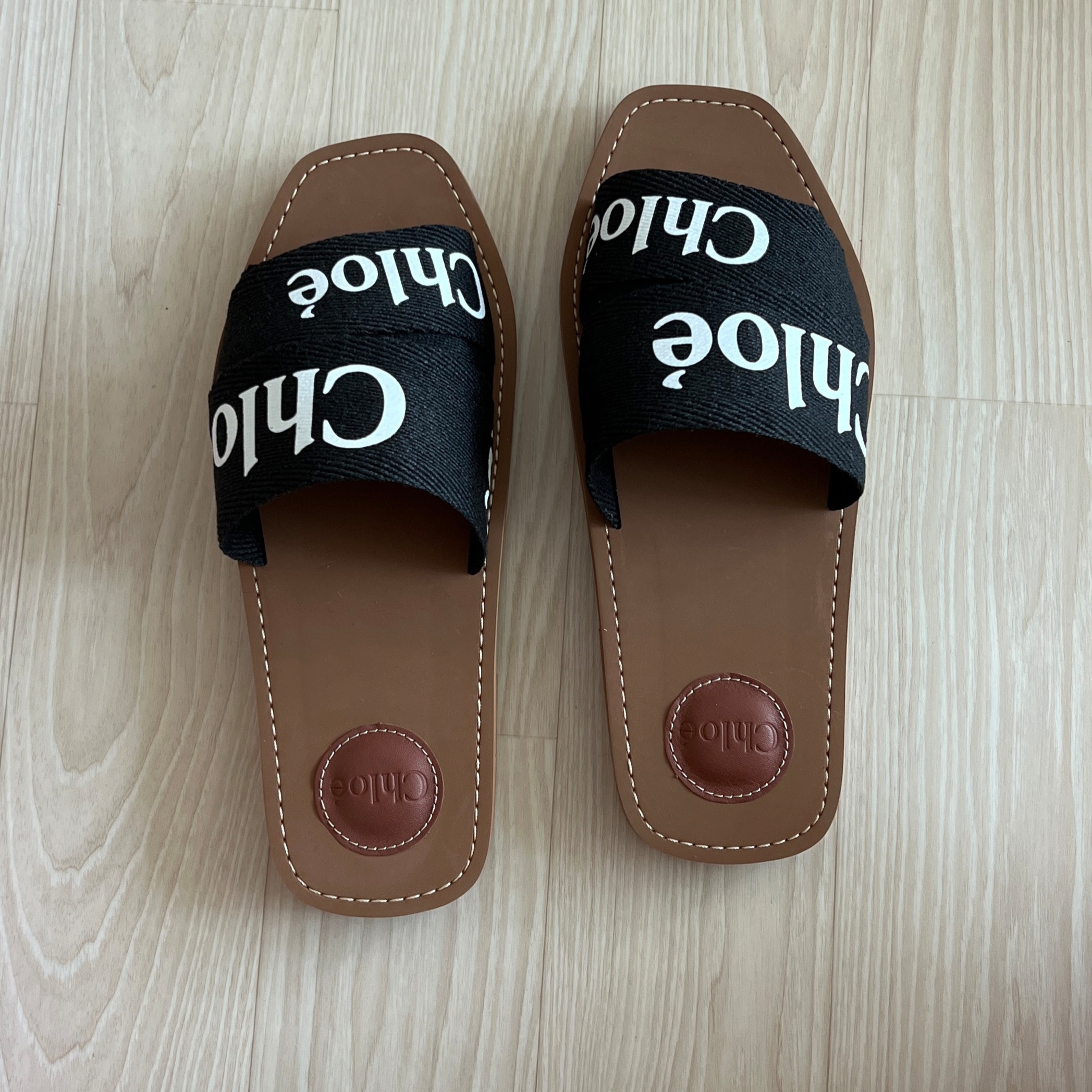 (W) Chloe Woody Flat Mule Black 착용 스타일