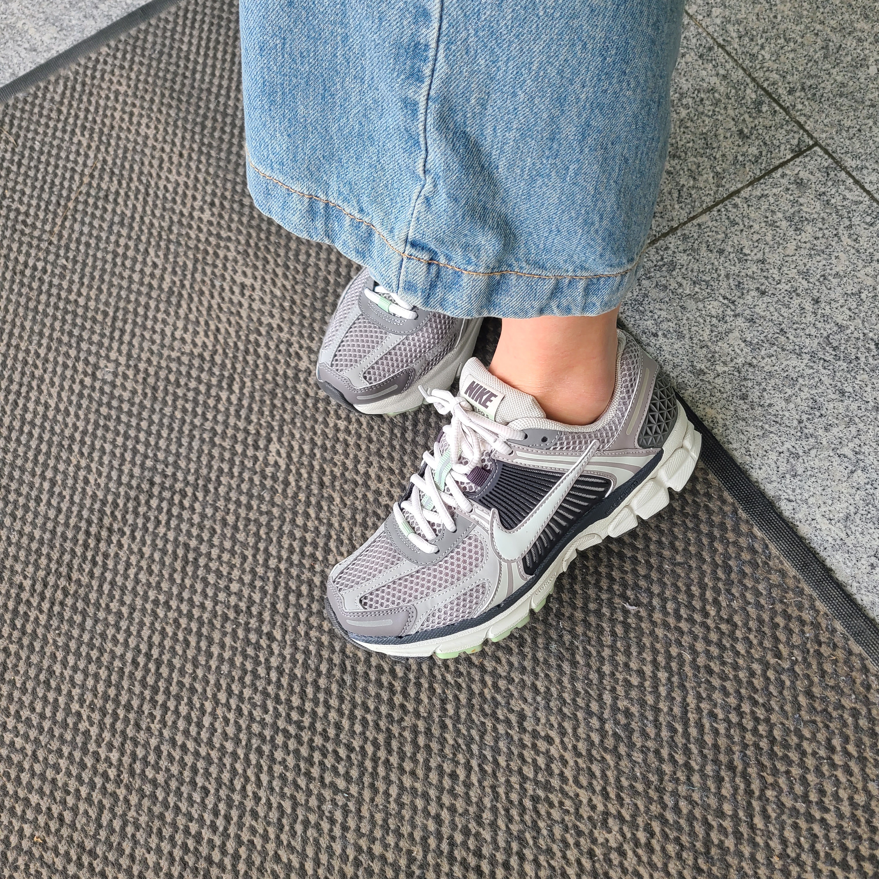 (W) Nike Zoom Vomero 5 Cobblestone and Flat Pewter 착용 스타일