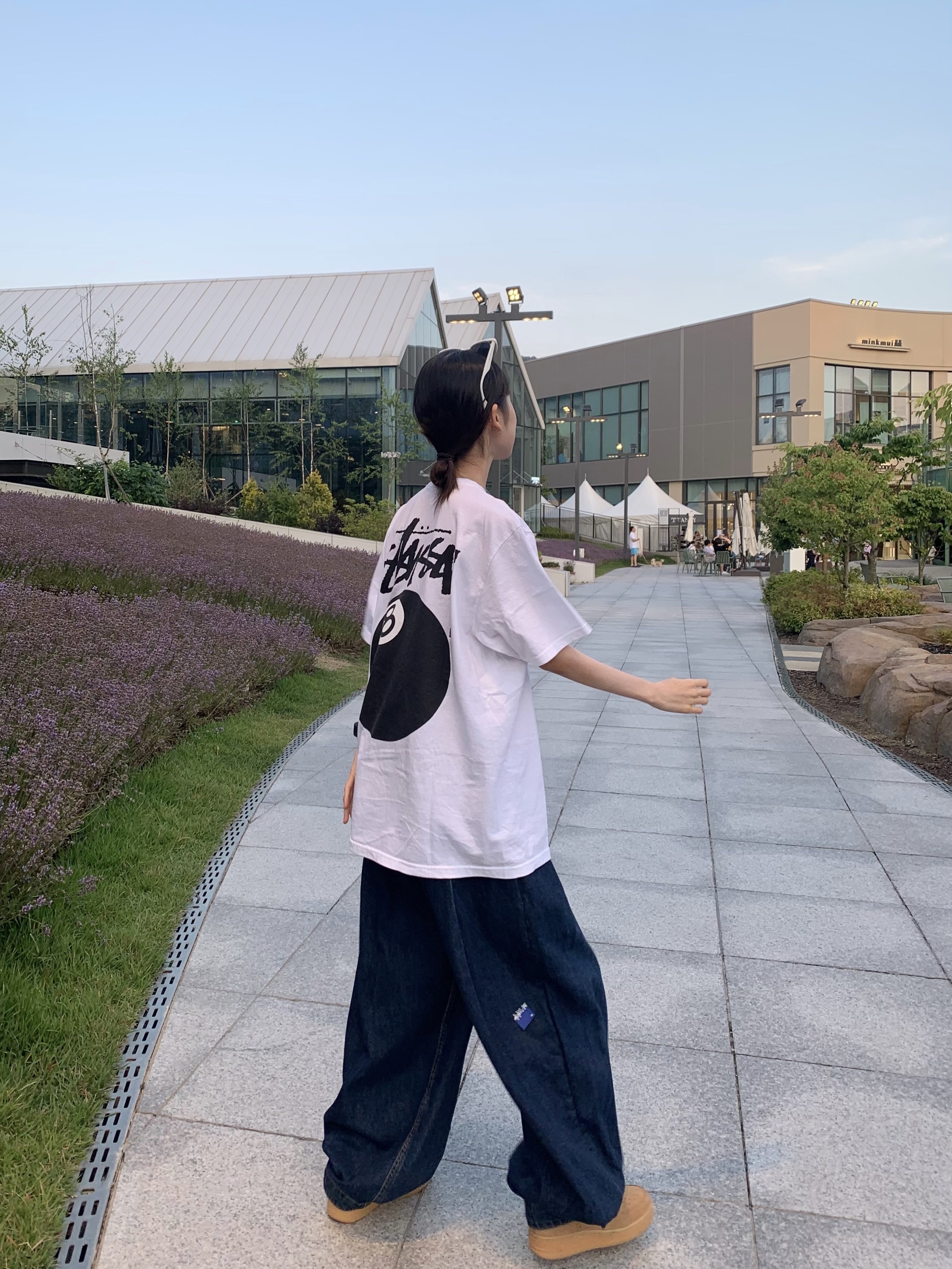 Stussy 8 Ball T-Shirt White - 22SS, Zara x Ader Error Wide Leg Jeans Blue 착용 스타일 - 2