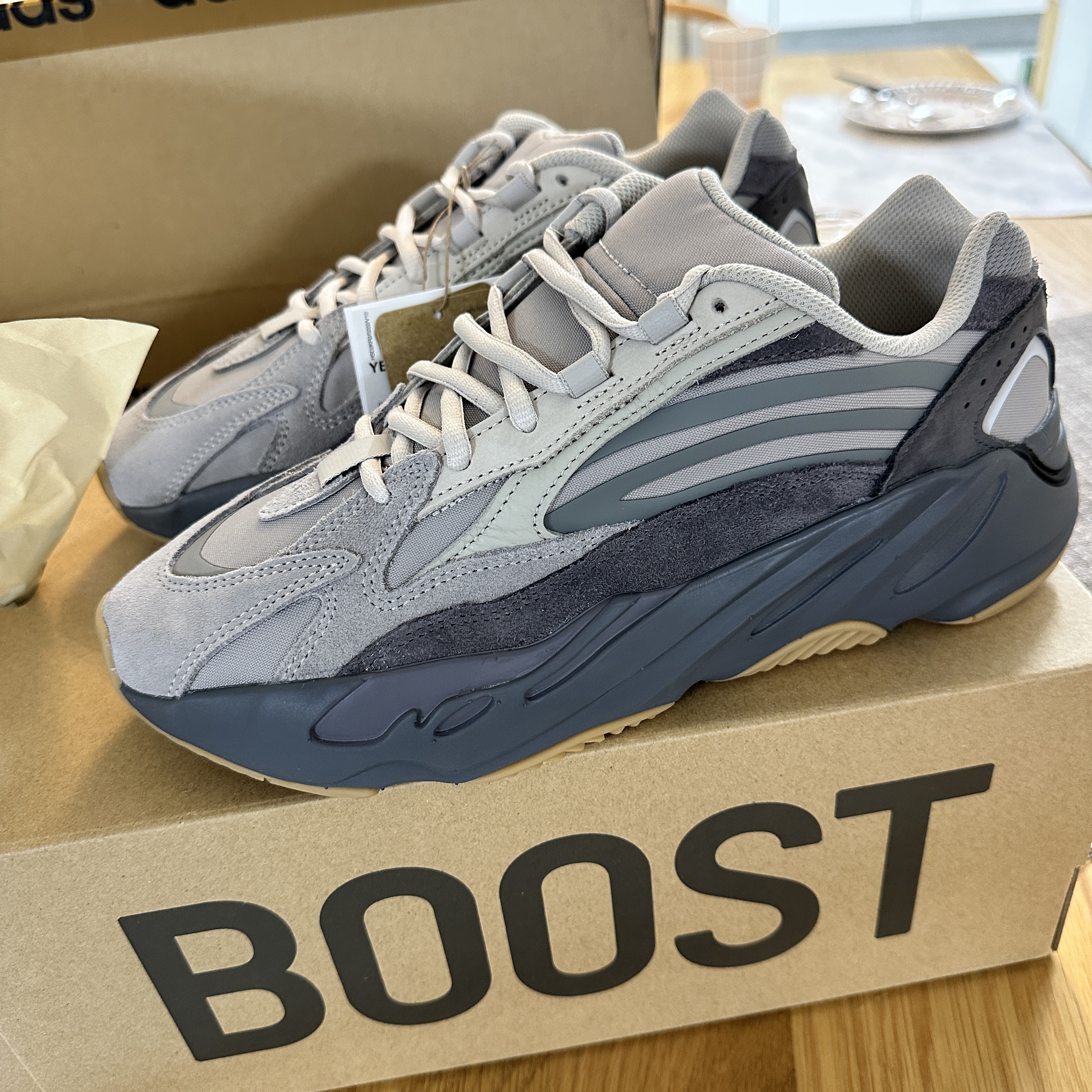 Adidas Yeezy Boost 700 V2 Tephra 2023 착용 스타일 - 2