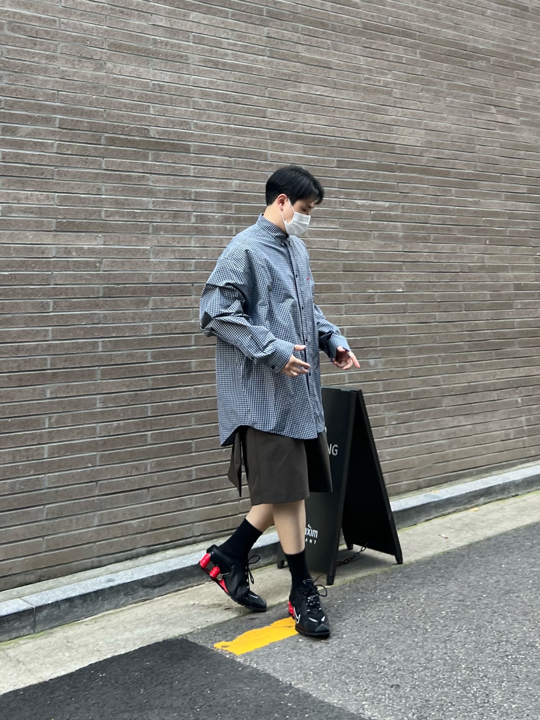 Nike x Martine Rose Shox MR4 Black, Balenciaga Micro Check Mix Poplin Sporty B Cosy Shirt Black White 착용 스타일