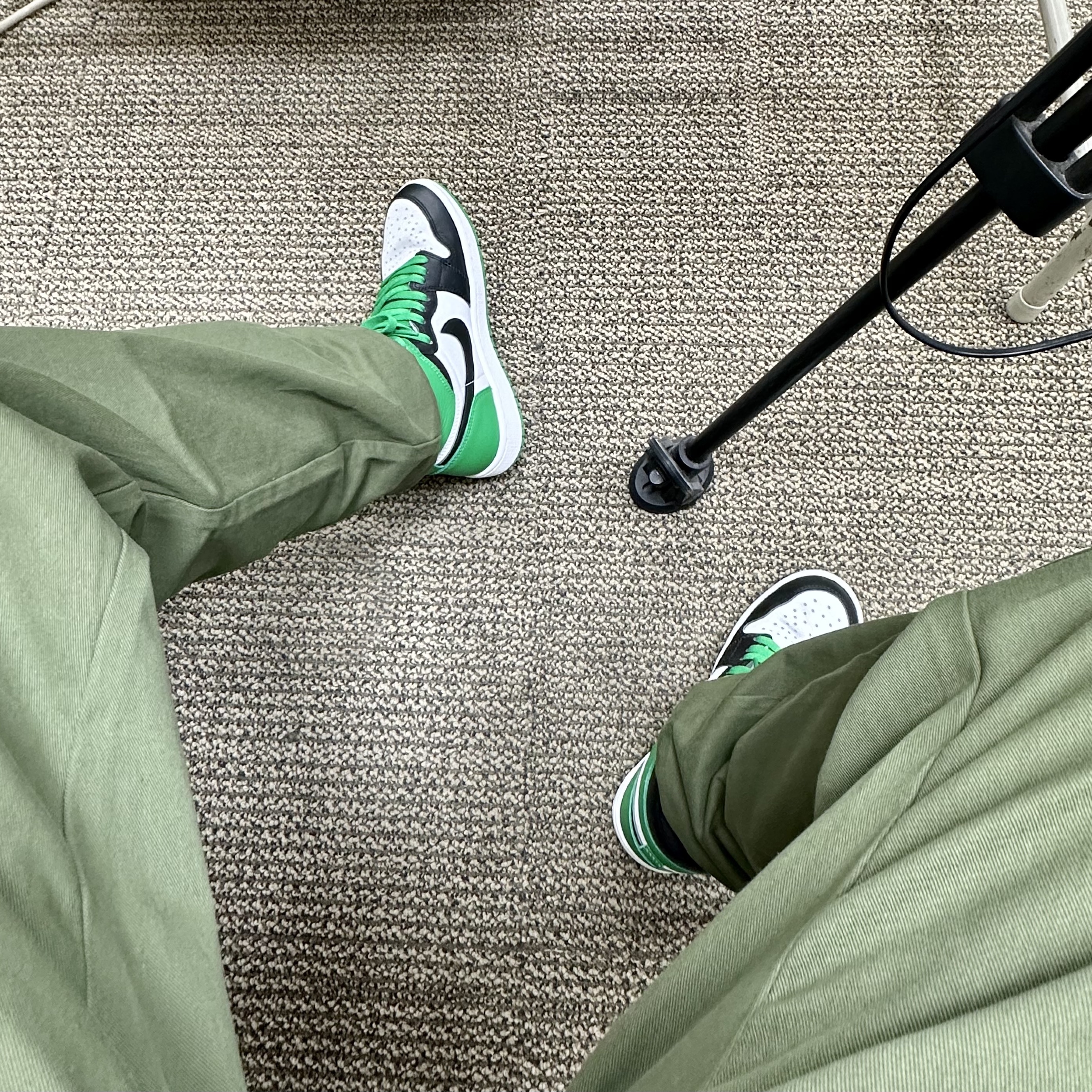 Jordan 1 Retro High OG Black and Lucky Green 착용 스타일