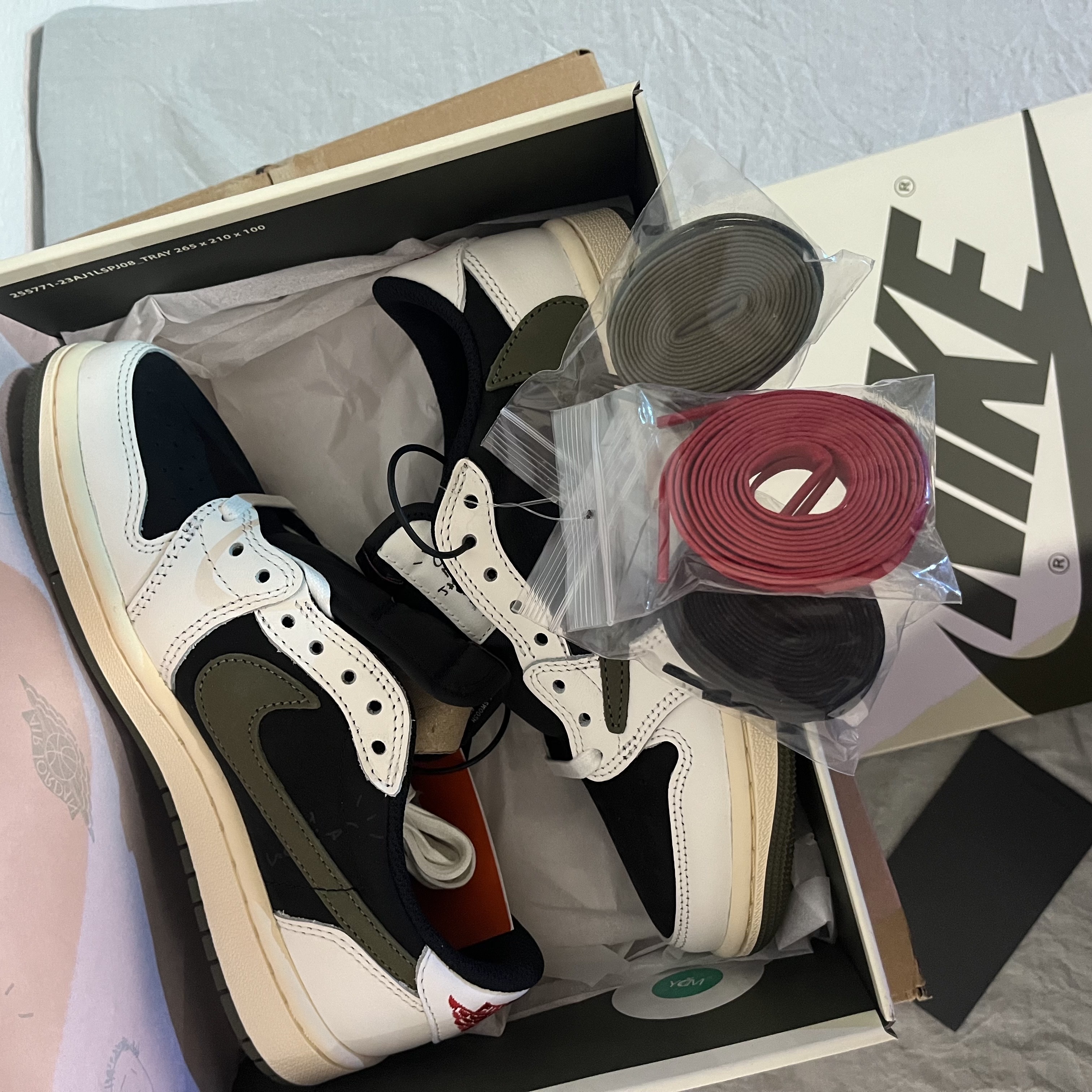 (W) Jordan 1 x Travis Scott Retro Low OG SP Medium Olive 착용 스타일 - 1