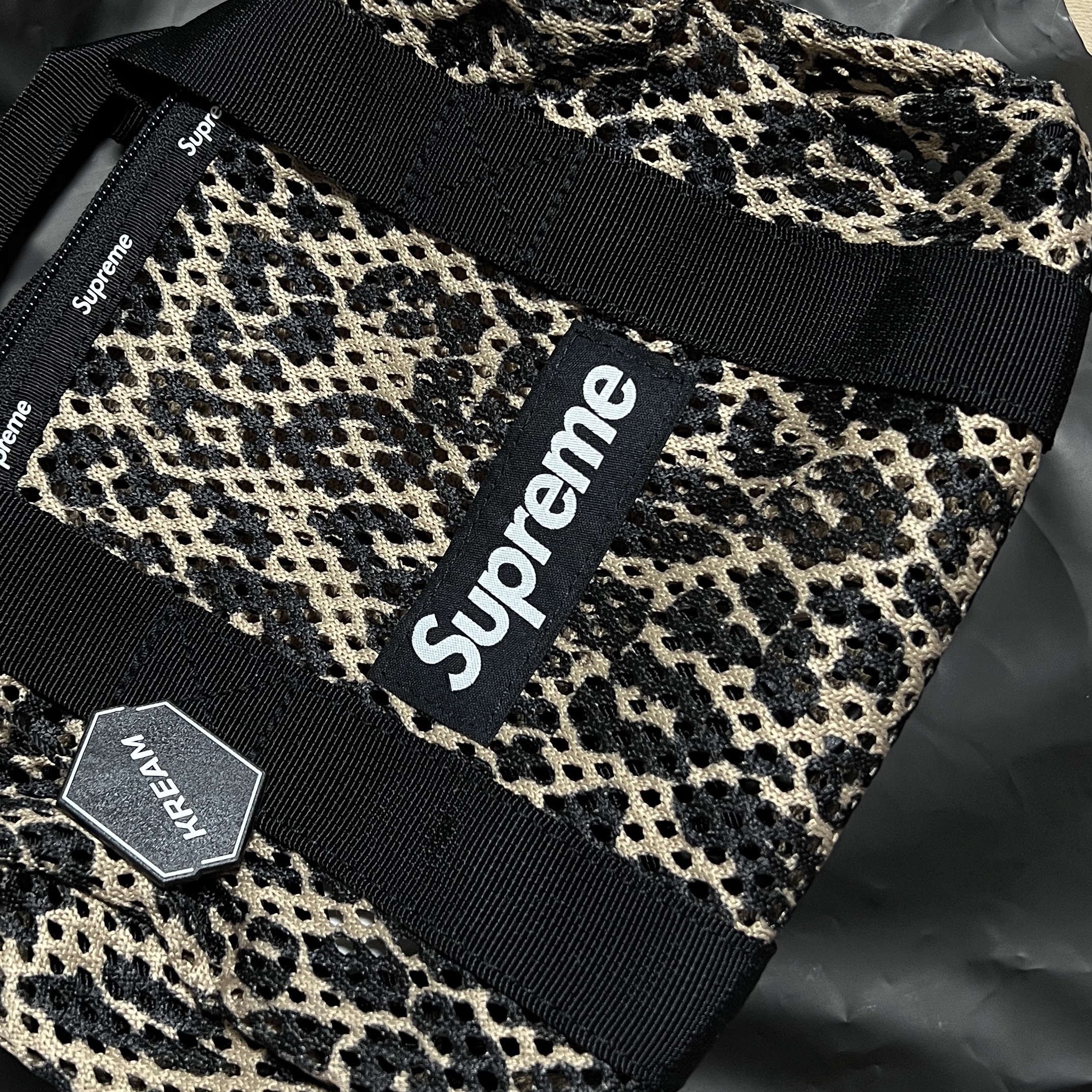 Supreme Mesh Mini Duffle Bag Leopard - 23SS 착용 스타일