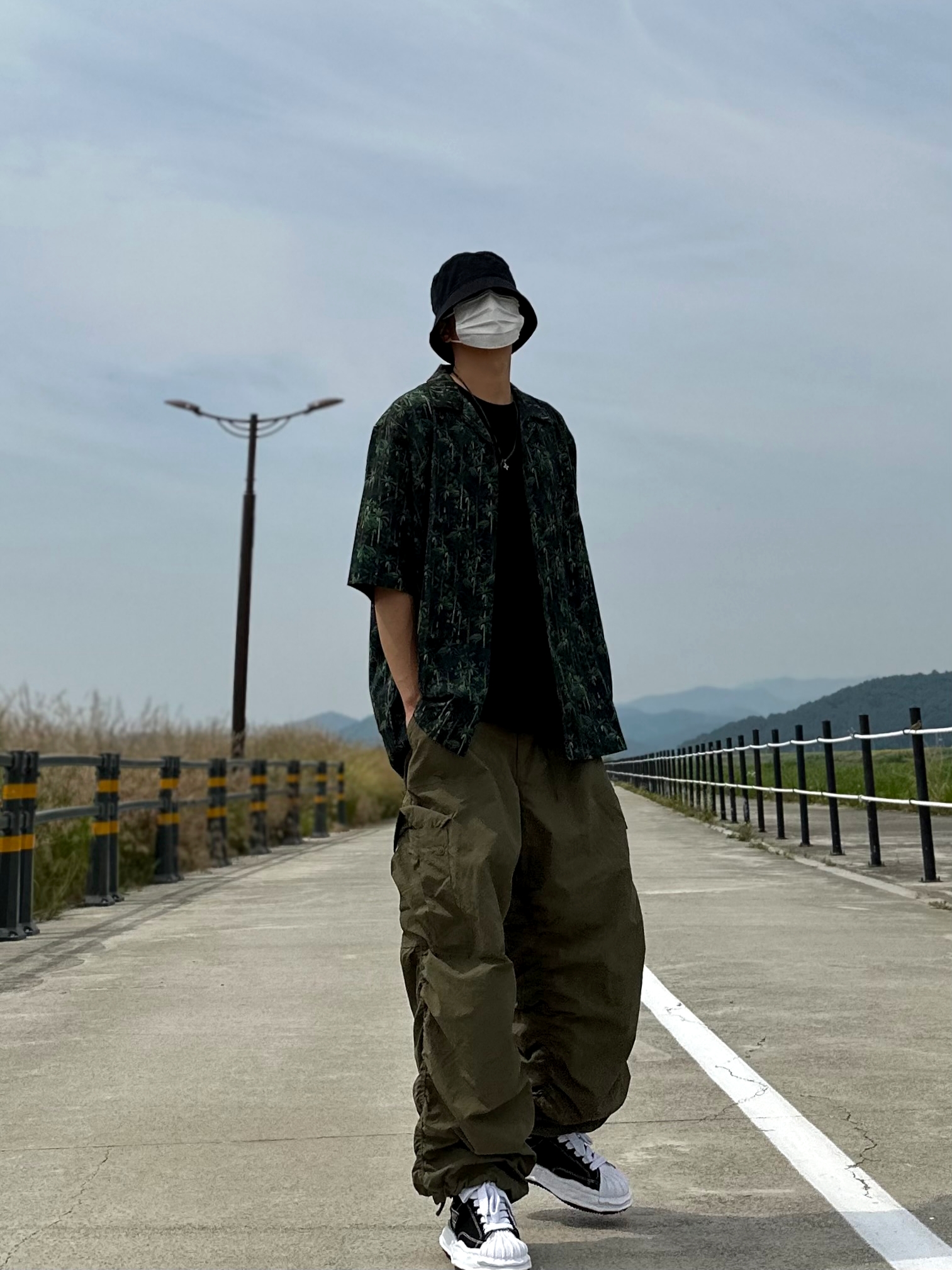 Maison Mihara Yasuhiro Blakey OG Sole Canvas Low-top Sneakers Black White 착용 스타일 - 5