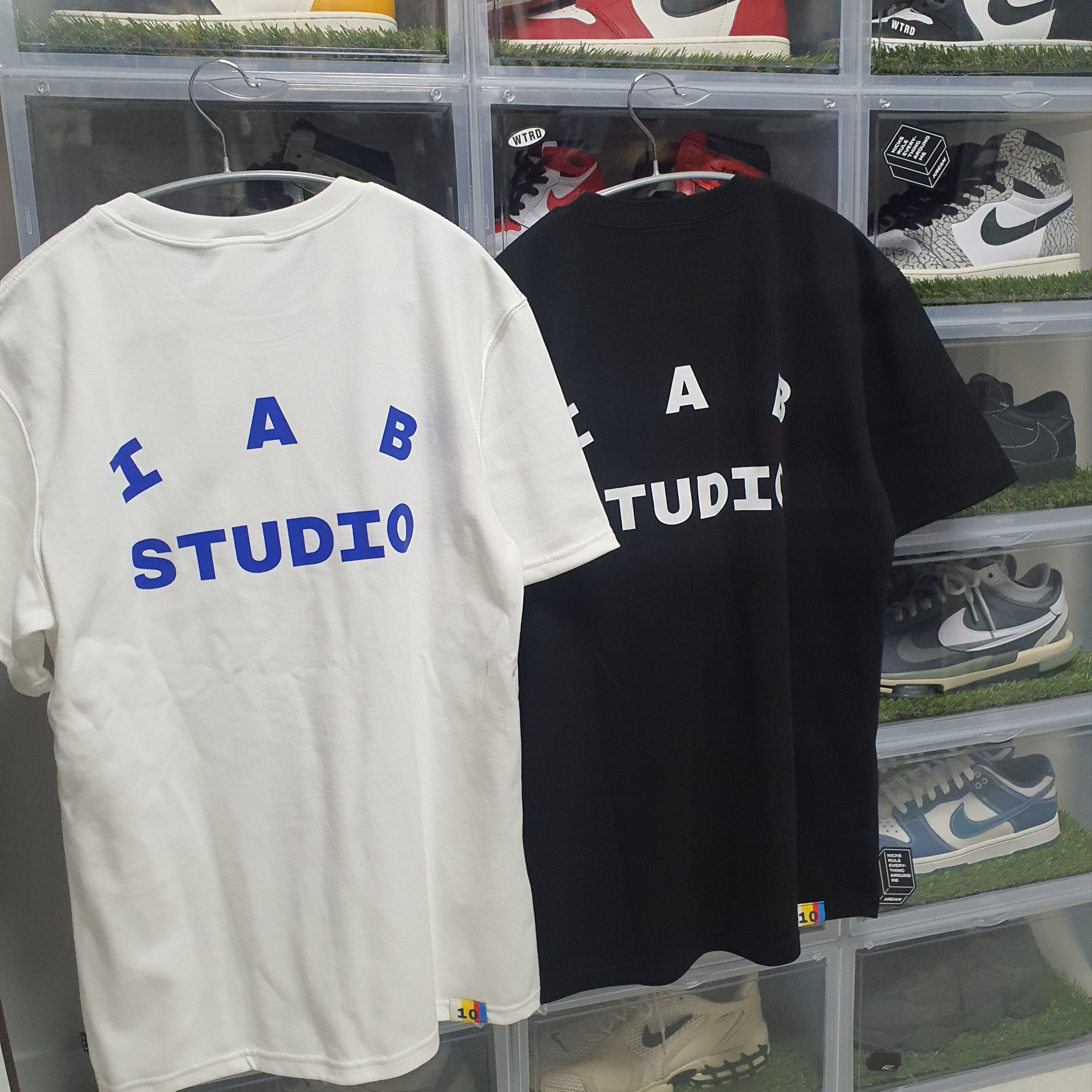 IAB Studio 10th Anniversary T-Shirts Pack White & Black (2 Pack) 착용 스타일 - 1