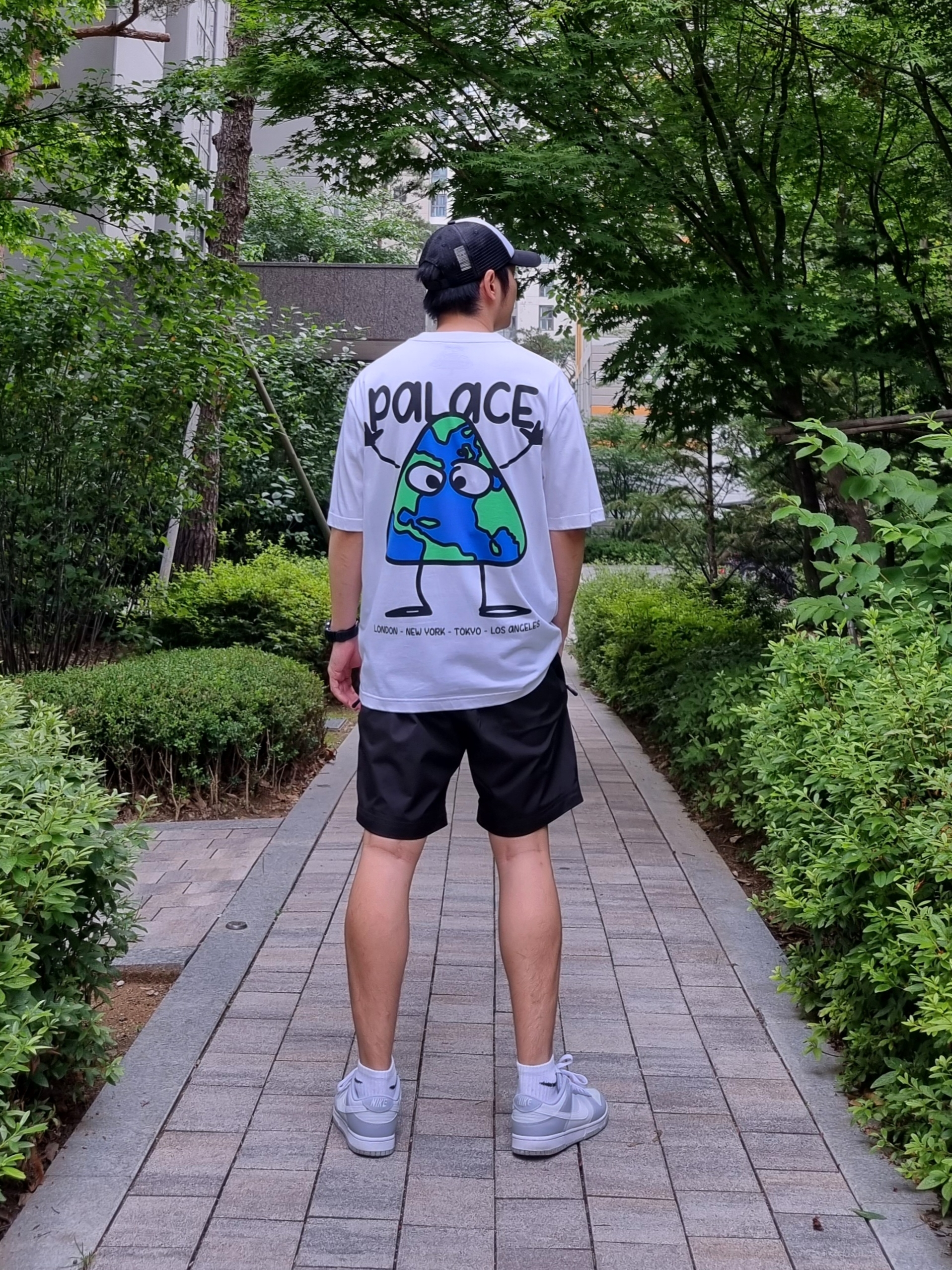 Palace Star Logo Trucker Cap Black - 22SS, Palace Globlerone T-Shirt White - 20SS 착용 스타일
