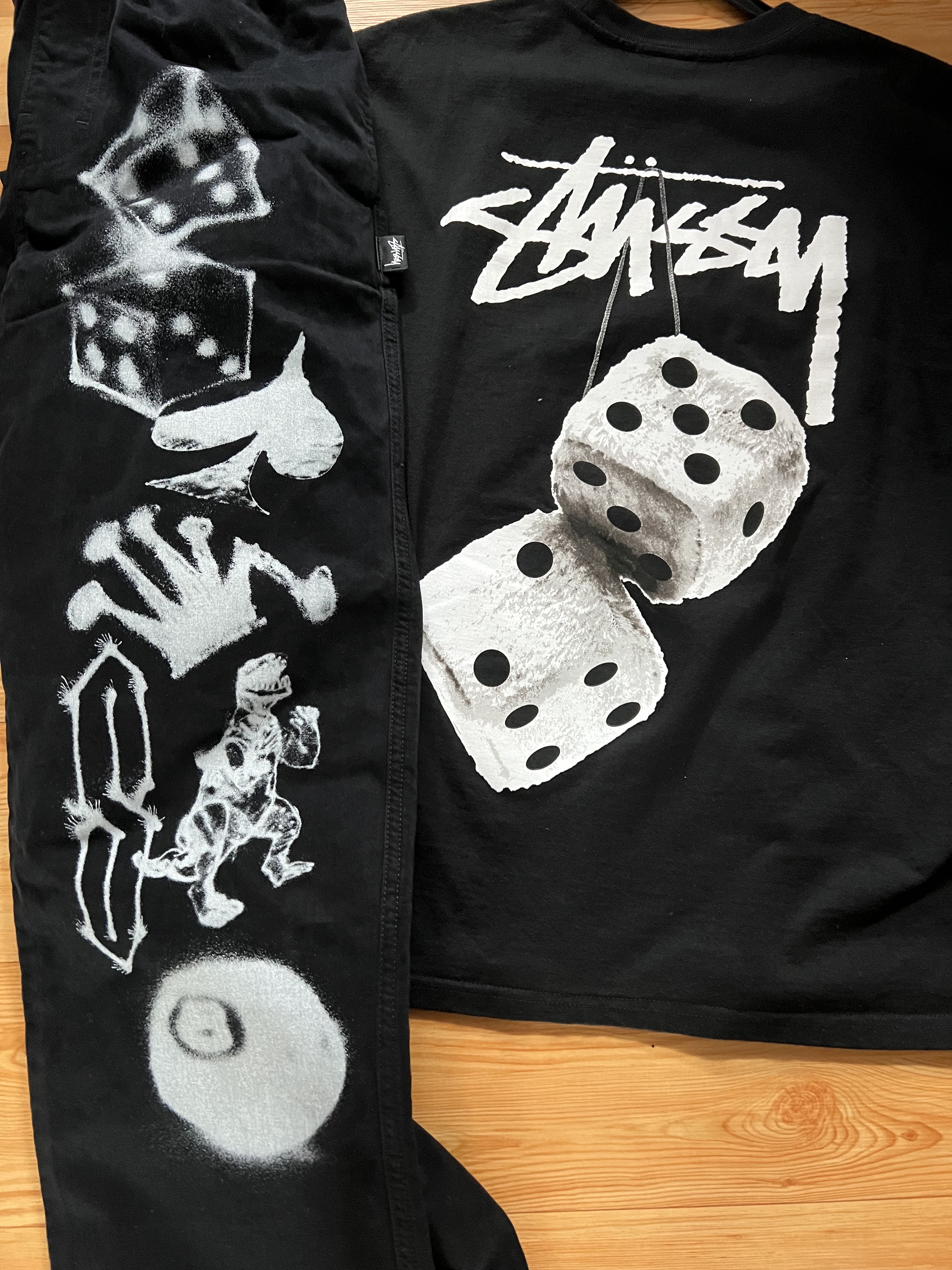 Stussy Fuzzy Dice T-Shirt Black, Stussy Airbrush Icon Beach Pants Black 착용 스타일