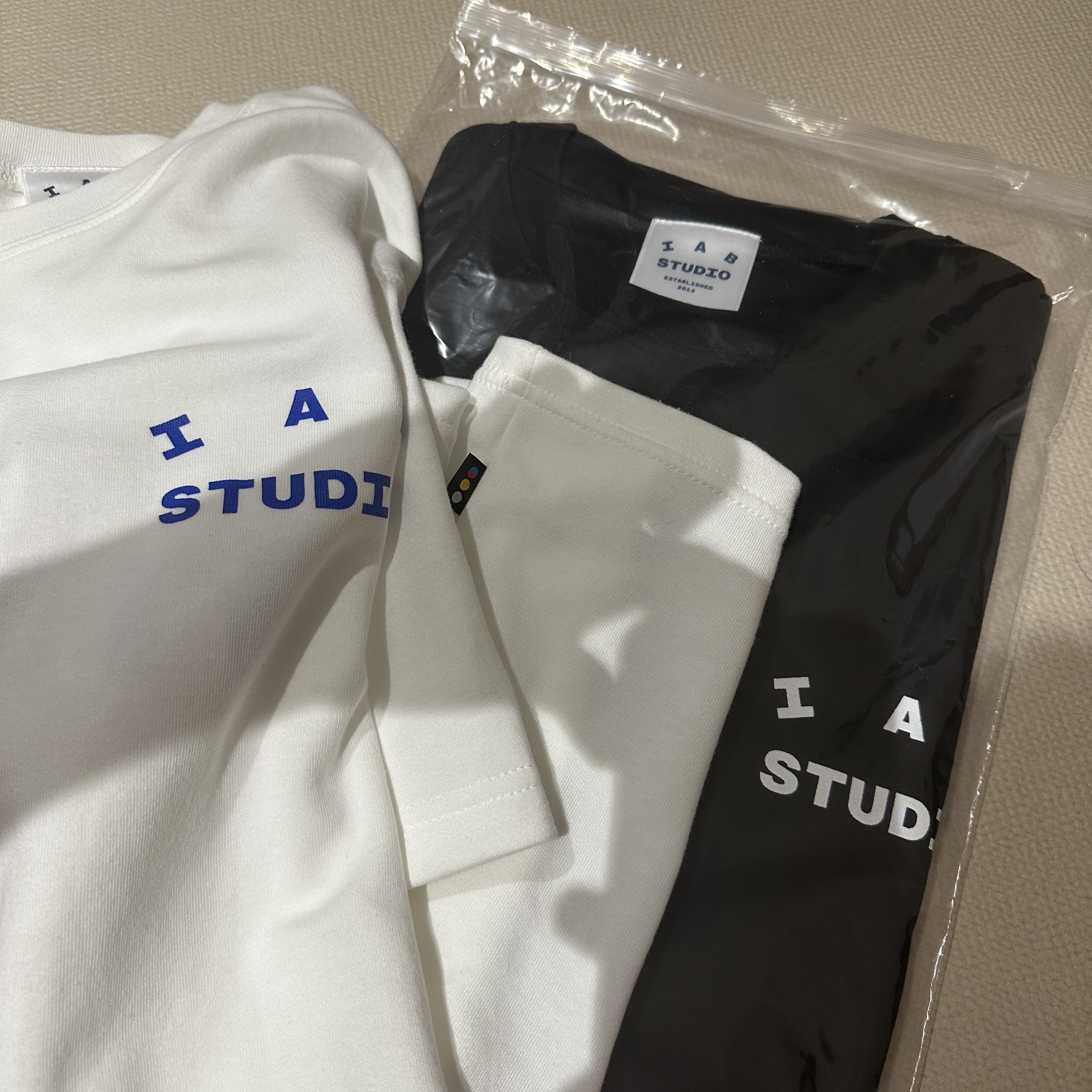 IAB Studio 10th Anniversary T-Shirt White, IAB Studio 10th Anniversary T-Shirt Black 착용 스타일 - 1