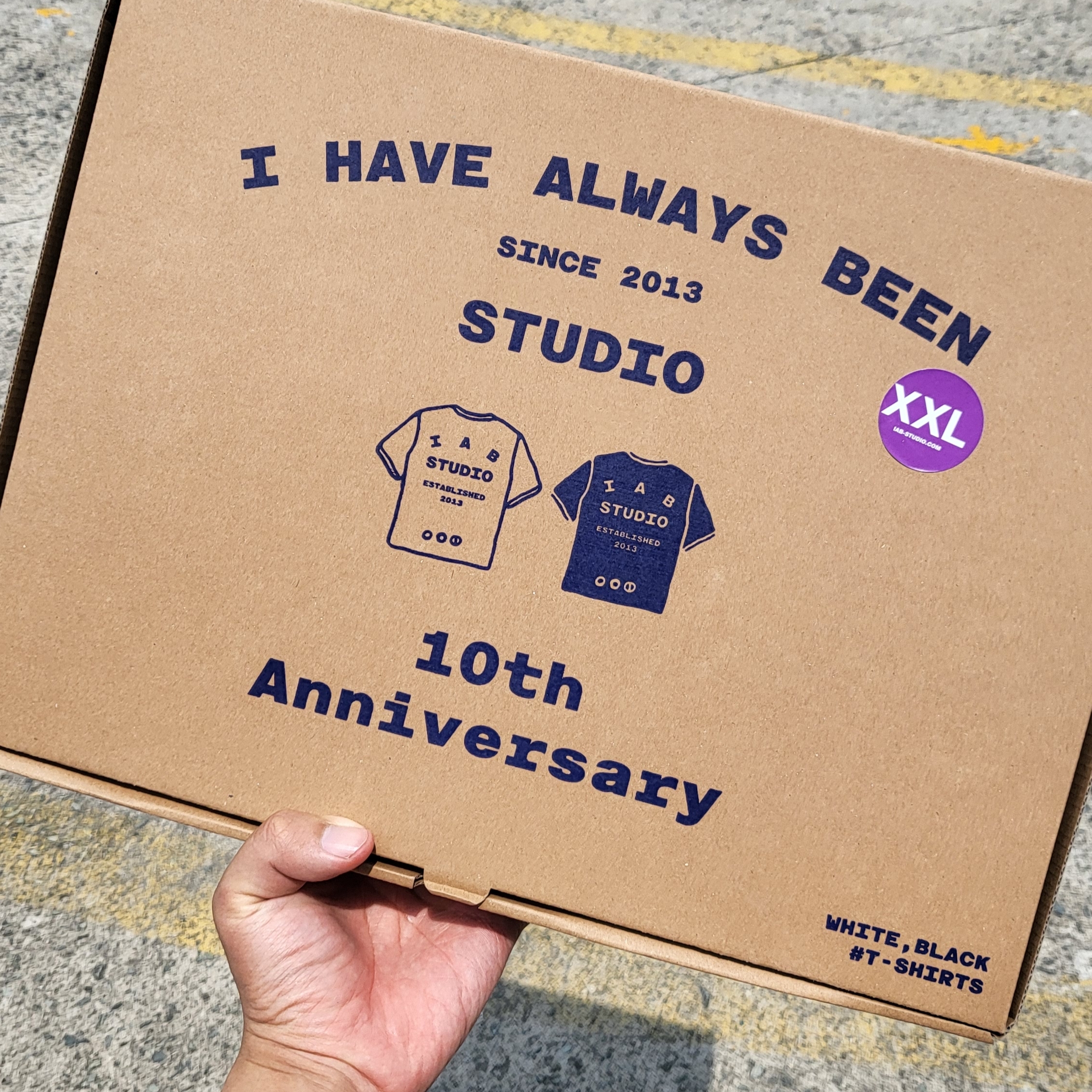 IAB Studio 10th Anniversary T-Shirts Pack White & Black (2 Pack) 착용 스타일