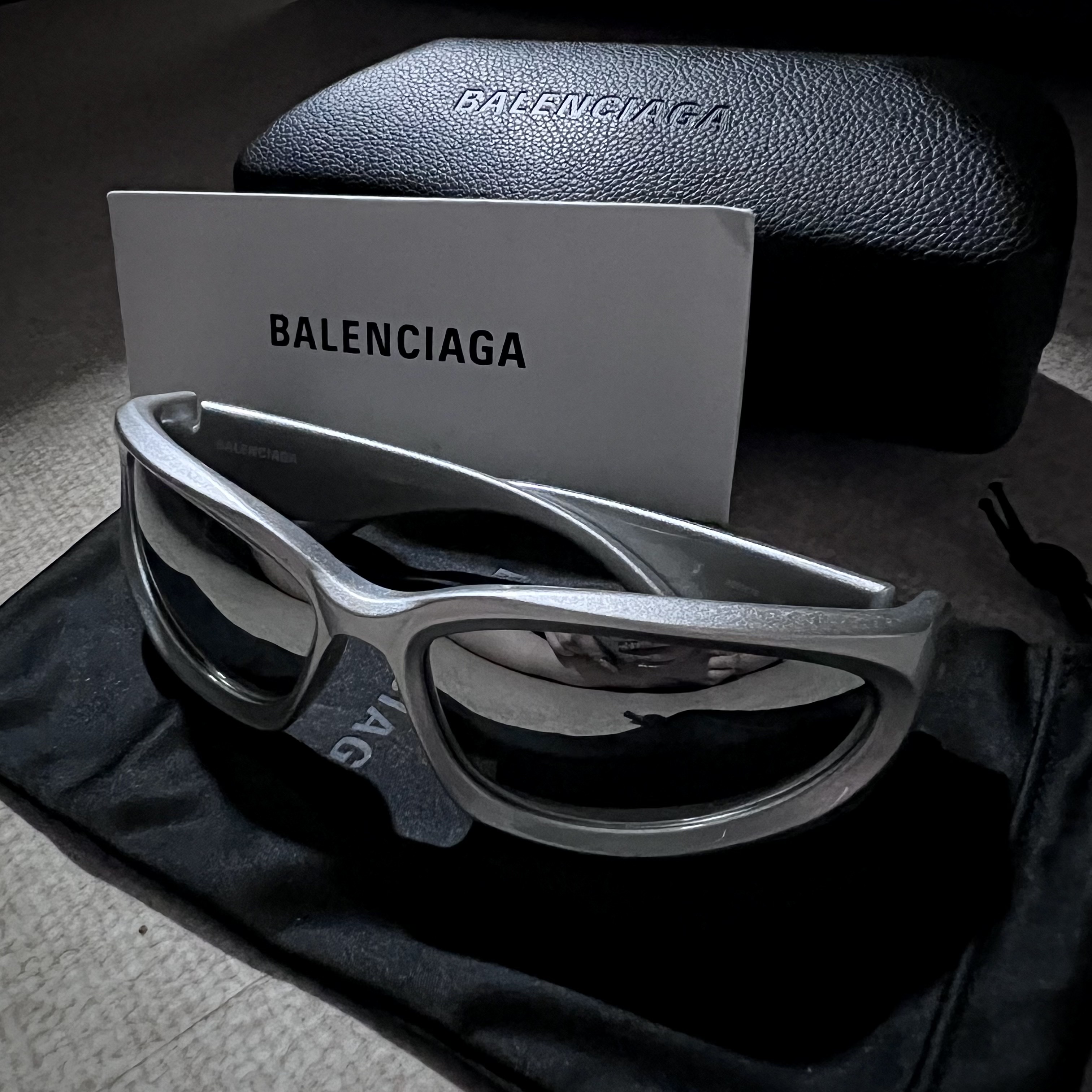 Balenciaga Swift Oval Sunglasses Silver 착용 스타일 - 3