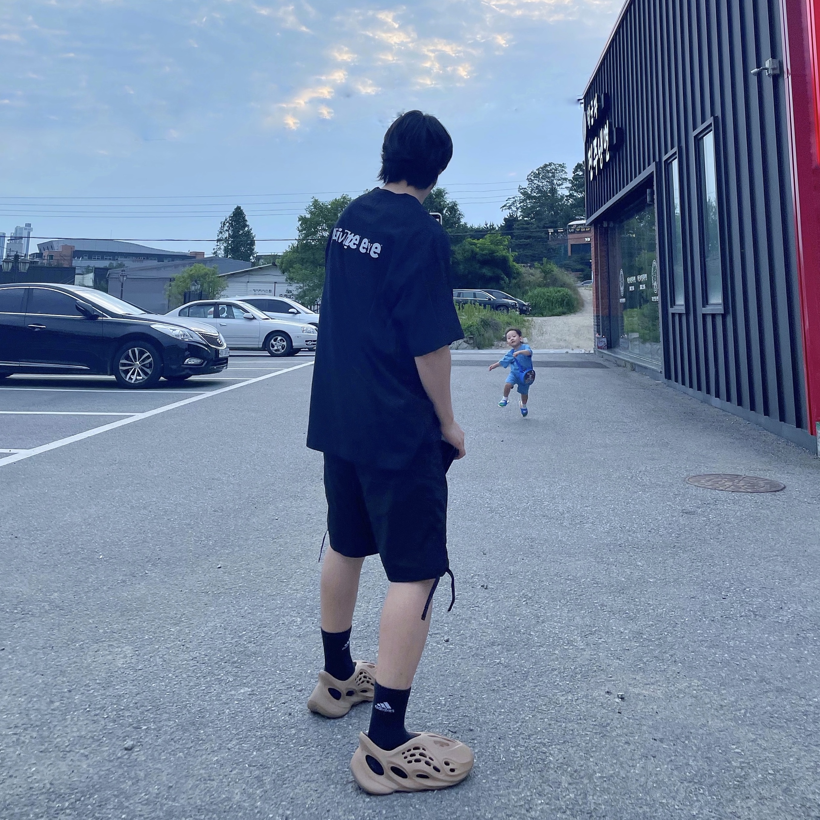 Adidas Yeezy Foam RNNR Ochre 착용 스타일