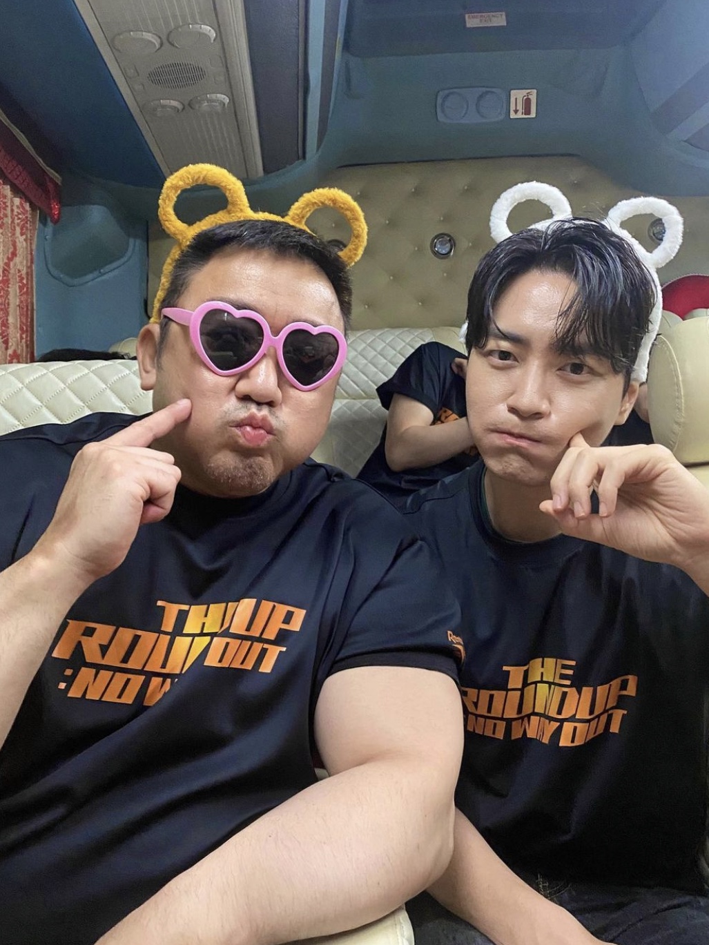 Reebok The Roundup: No Way Out Ending Credit T-Shirt Black 착용 스타일 - 1