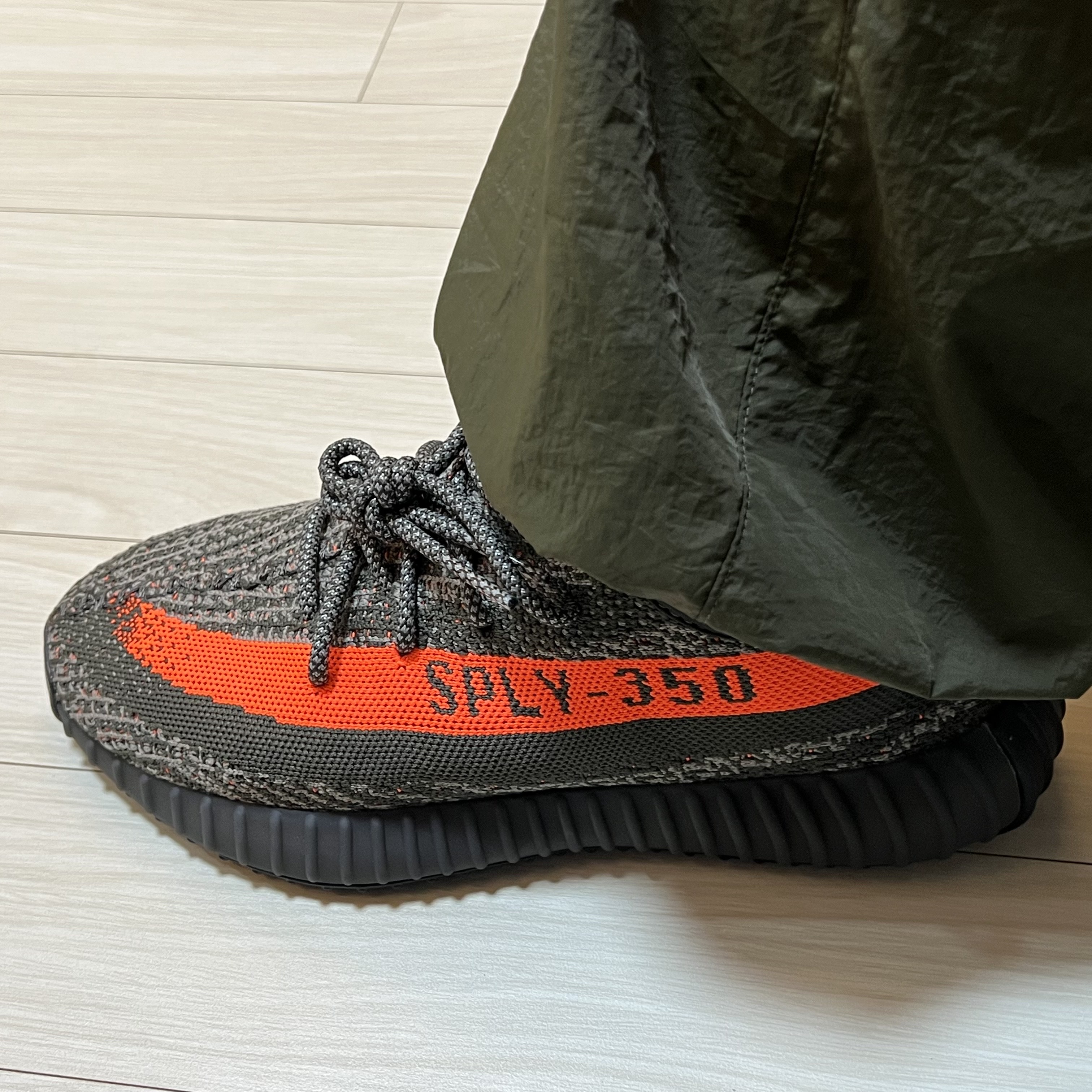 Adidas Yeezy Boost 350 V2 Carbon Beluga 착용 스타일