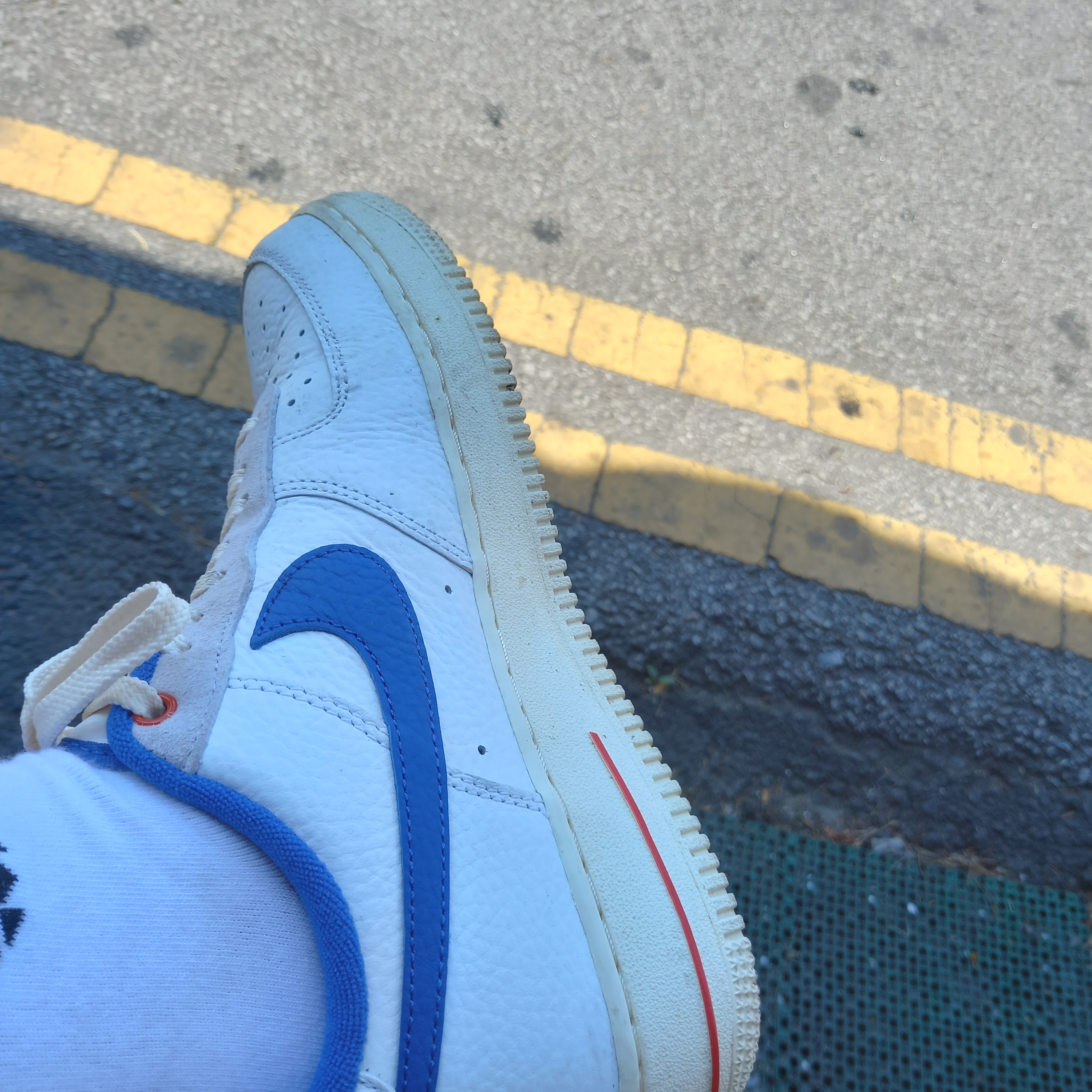 (W) Nike Air Force 1 '07 LX University Blue and Summit White 착용 스타일