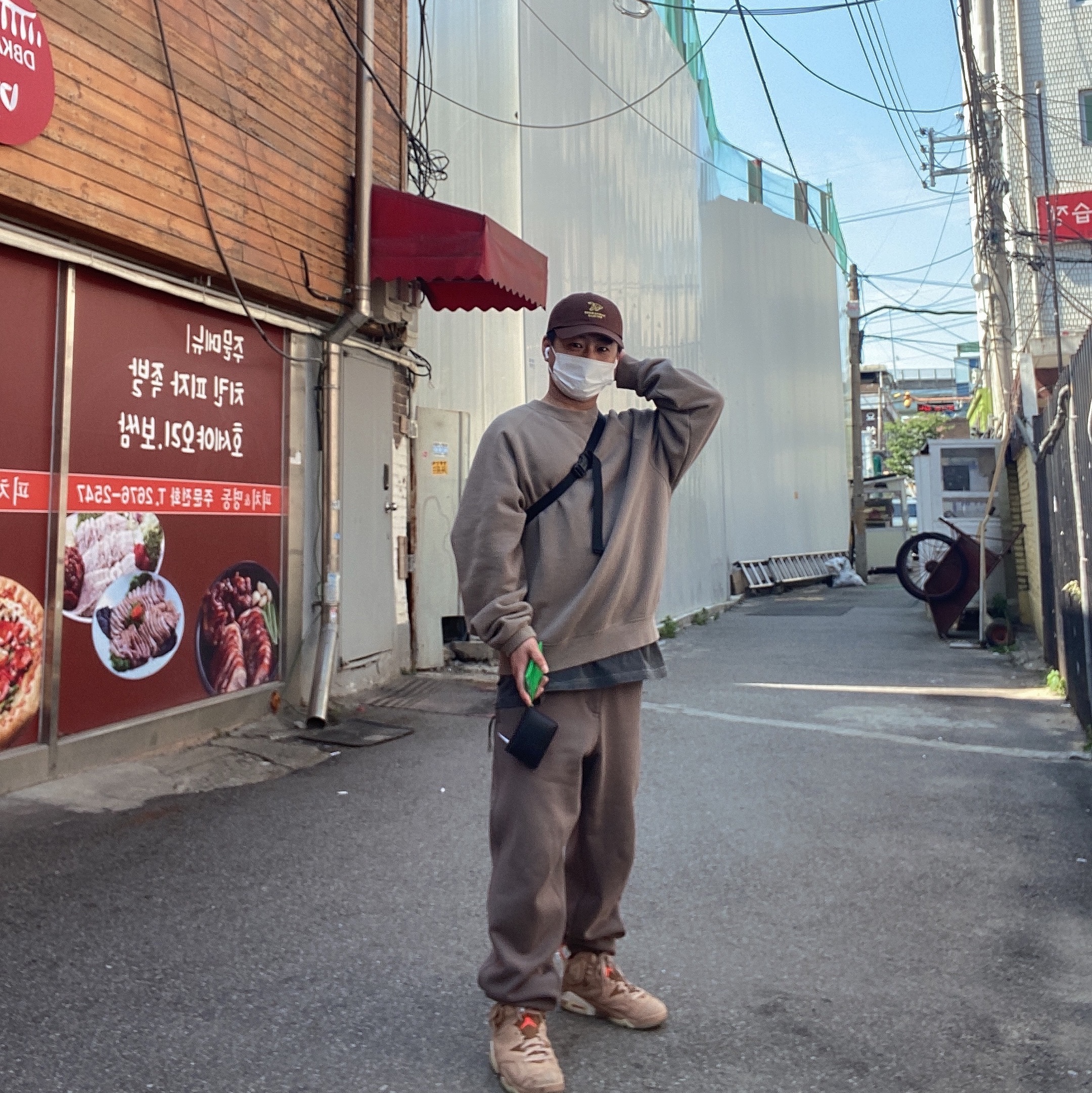 Jordan 6 x Travis Scott Retro SP British Khaki, Essentials Pull-Over Crewneck Sweatshirt Moss - 21SS 착용 스타일