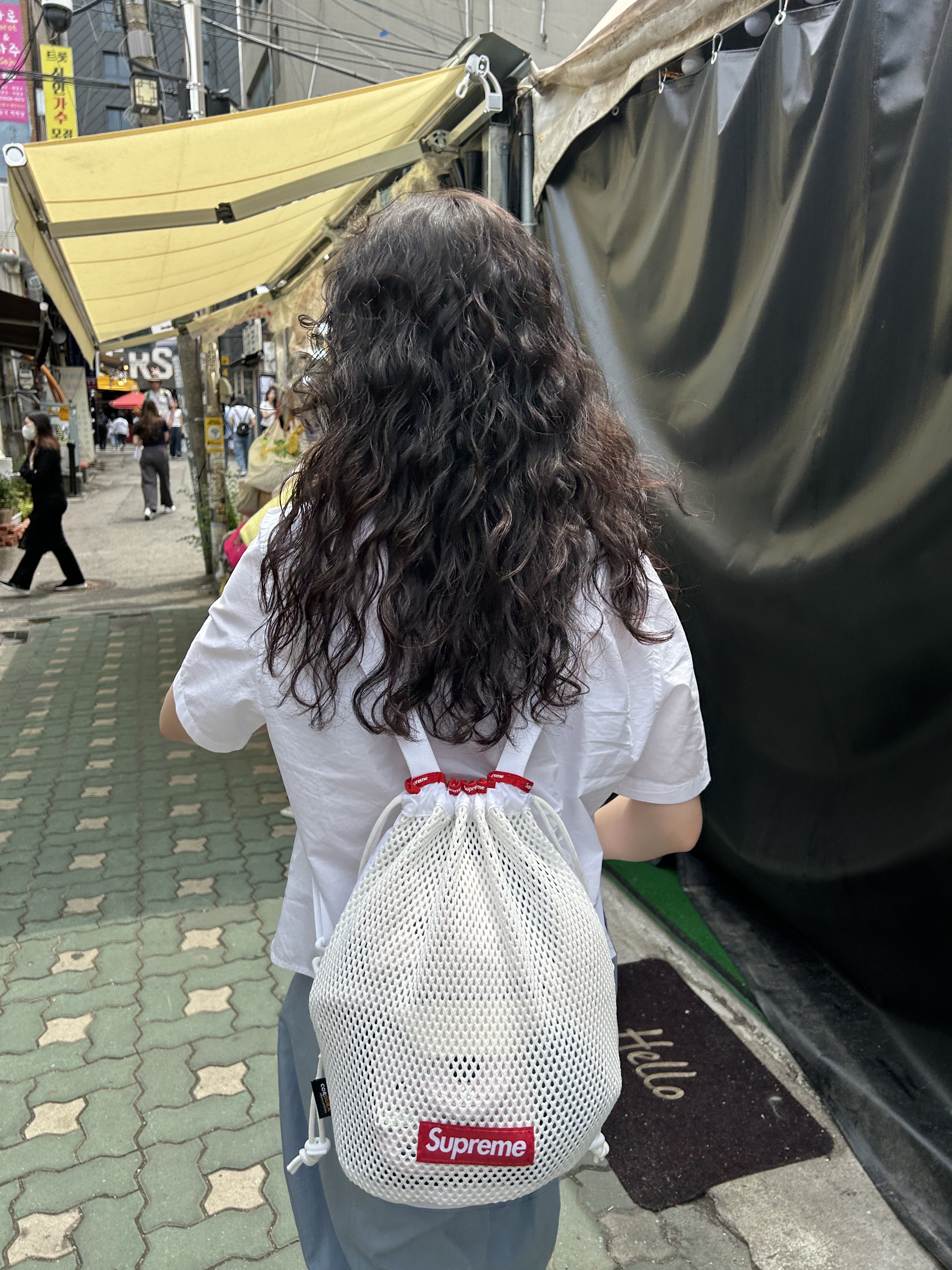Supreme Mesh Small Backpack White - 23SS 착용 스타일 - 1