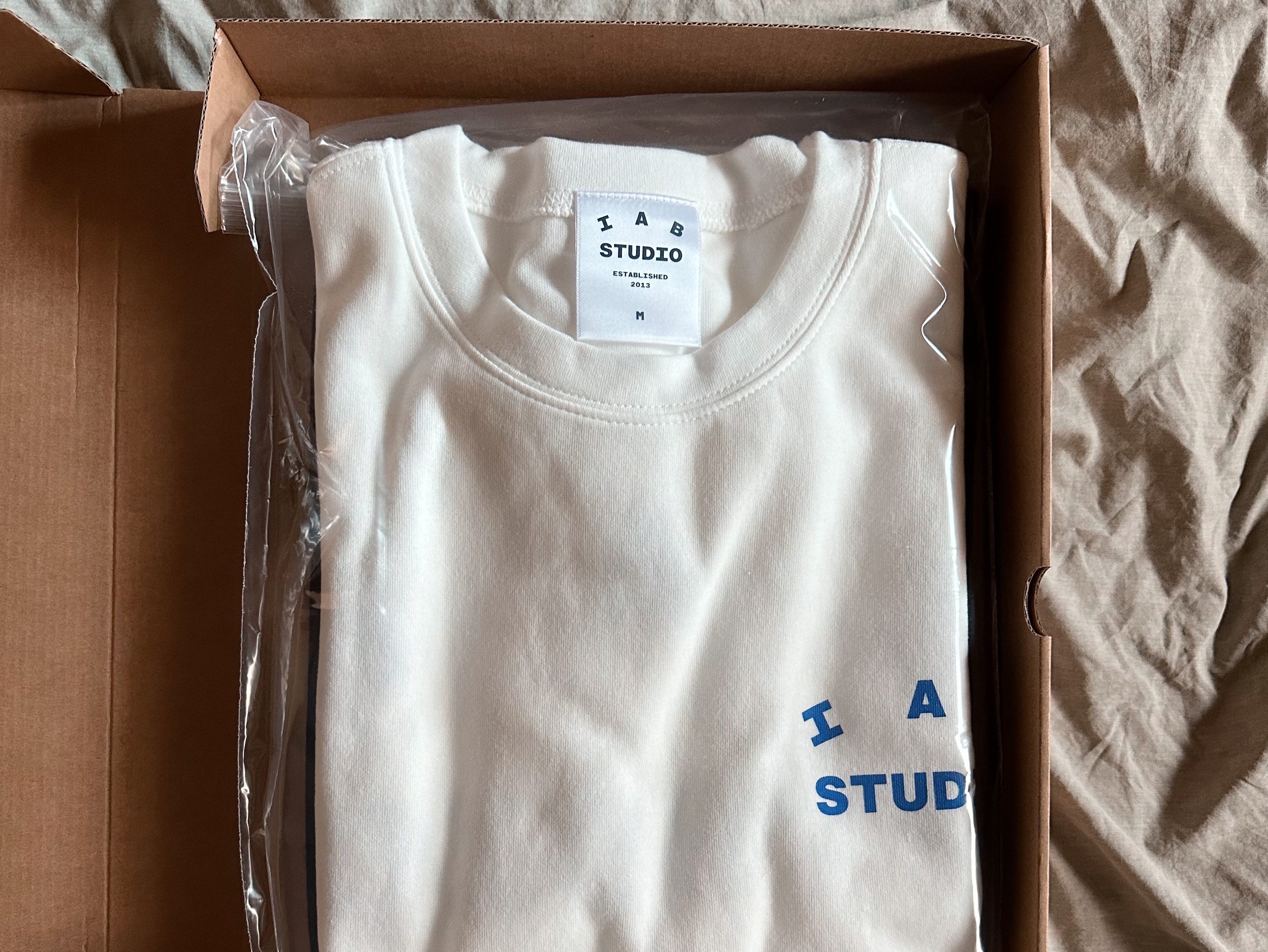 IAB Studio 10th Anniversary T-Shirts Pack White & Black (2 Pack) 착용 스타일 - 3