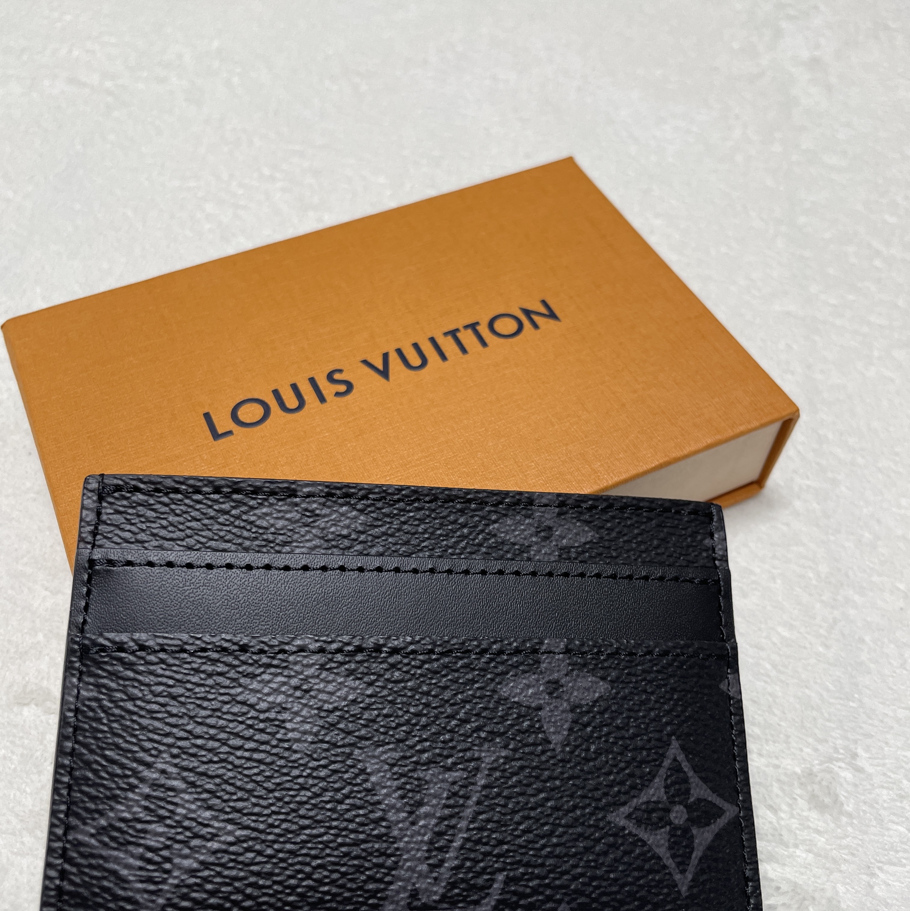 Louis Vuitton Double Card Holder Monogram Eclipse 착용 스타일