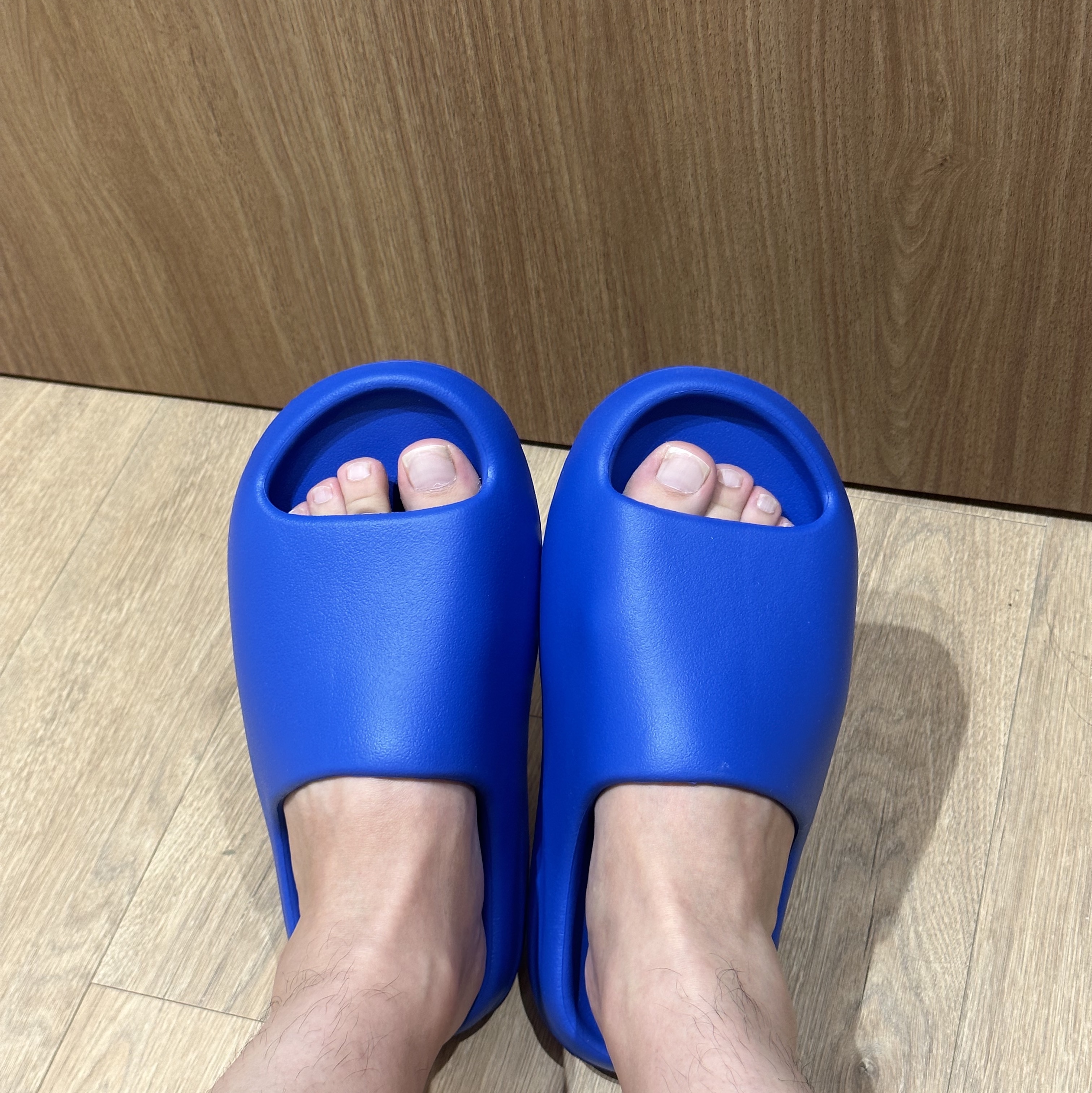 Adidas Yeezy Slide Azure 착용 스타일 - 1
