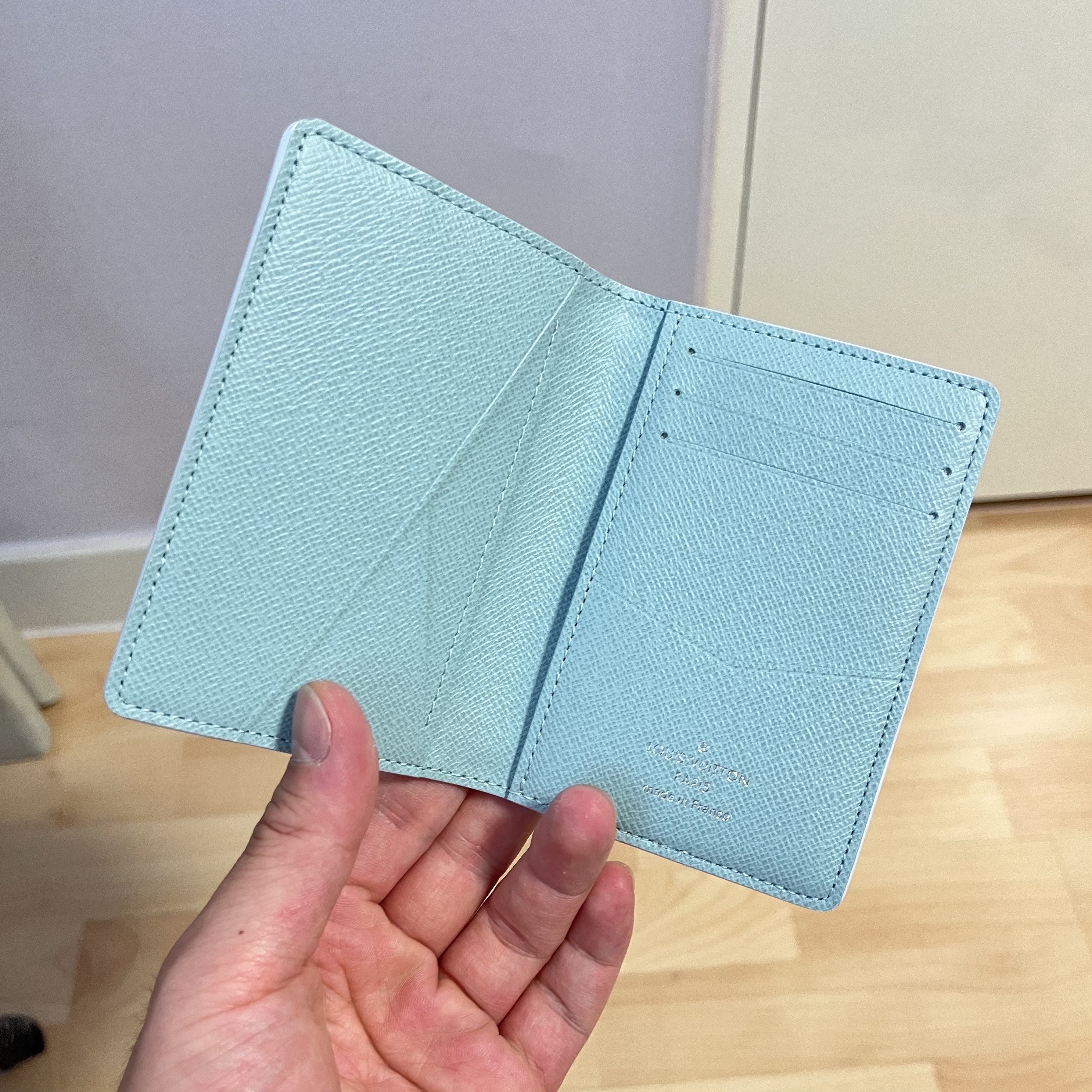 Louis Vuitton Pocket Organizer Monogram Aquagarden Crystal Blue 착용 스타일 - 3
