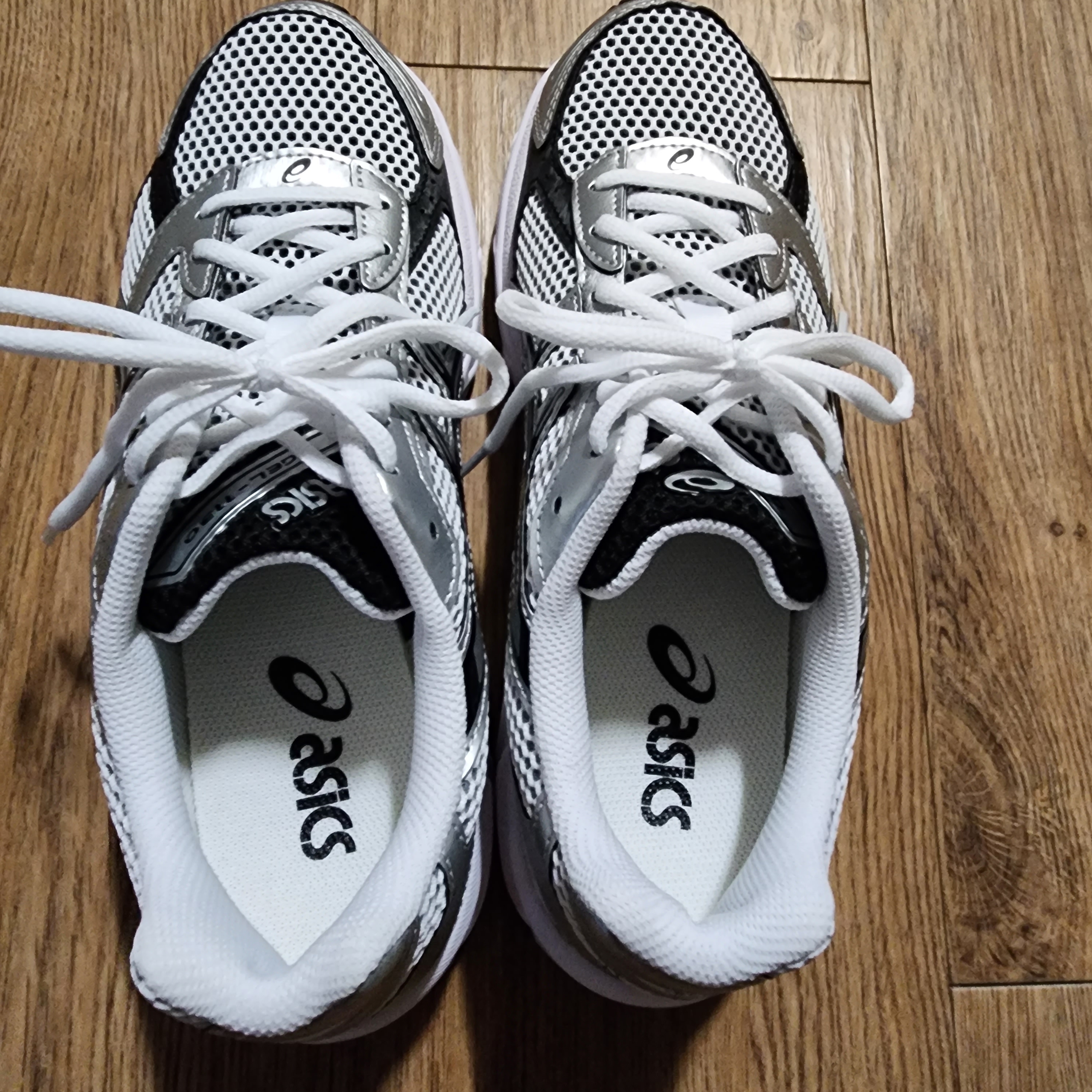 Asics Gel-1130 White Black 착용 스타일 - 4