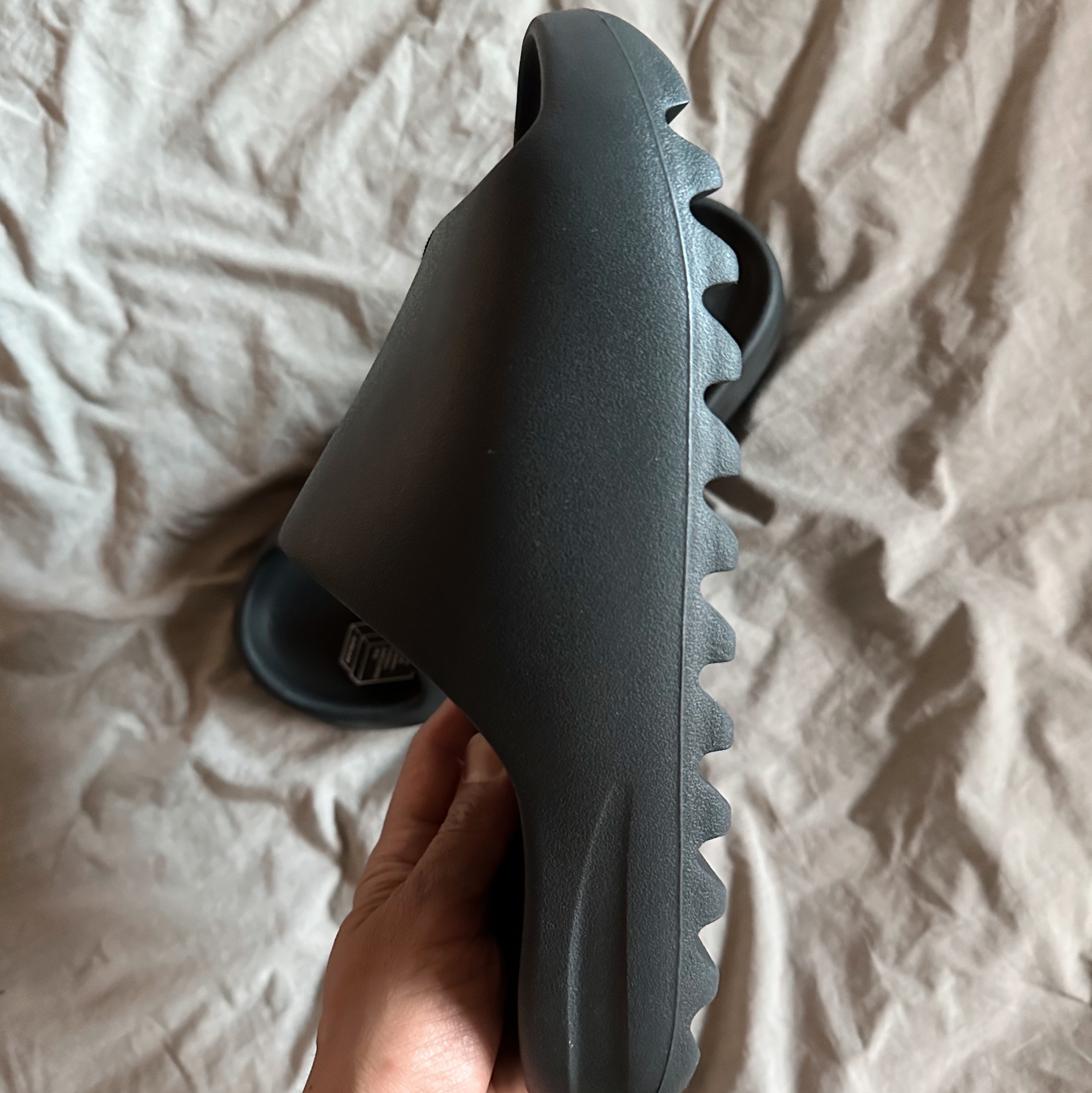 Adidas Yeezy Slide Onyx 착용 스타일 - 5