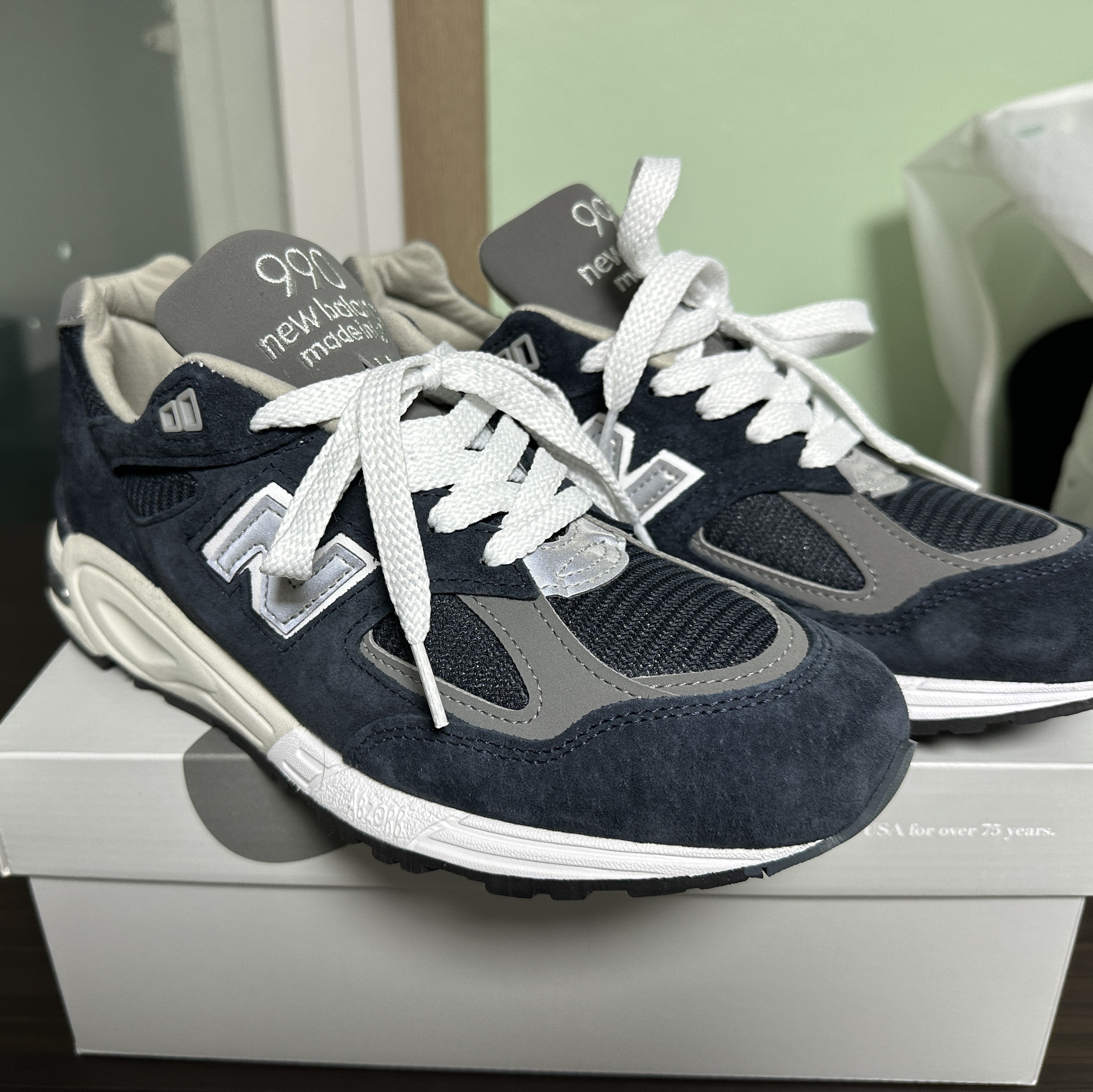 New Balance 990v2 Made in USA Navy 착용 스타일 - 3