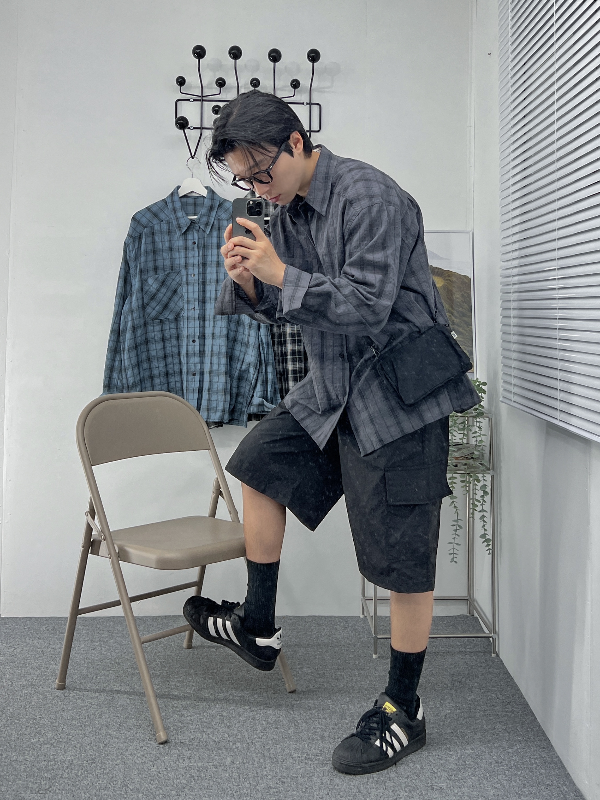 아디다스 슈퍼스타 코어 블랙 화이트 착용 스타일 - 2
