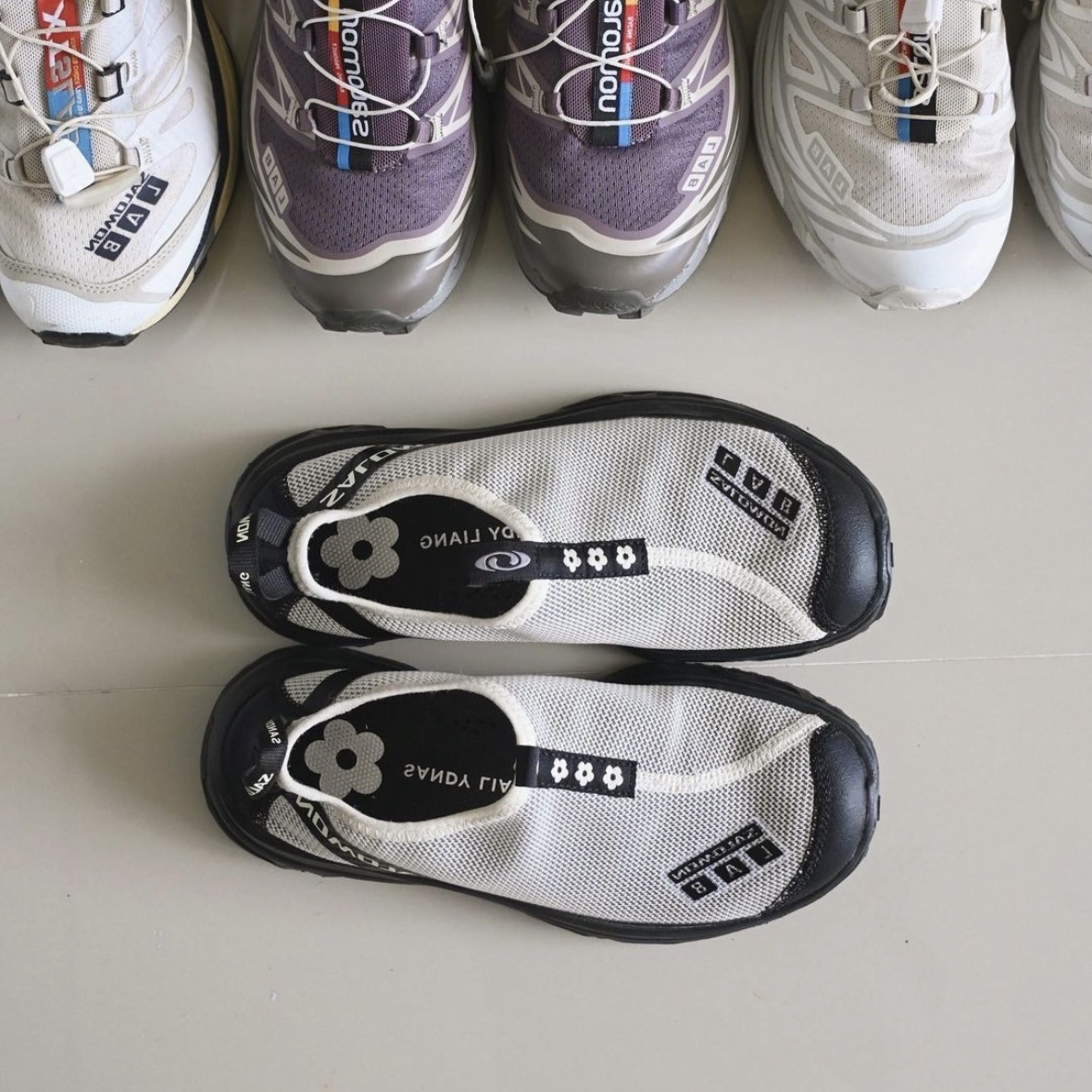 Salomon x Sandy Liang RX Moc 3.0 Black White 착용 스타일 - 2