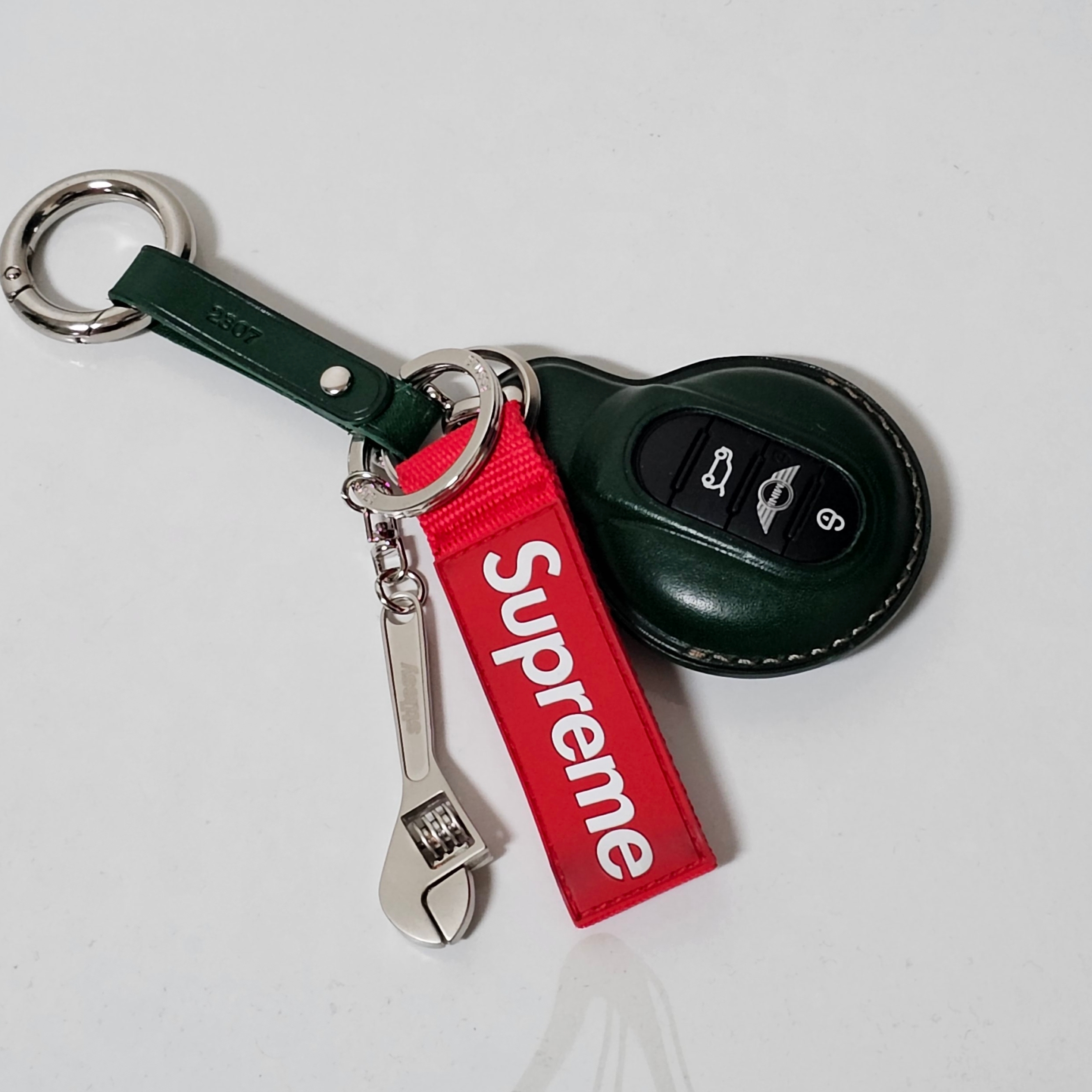 Stussy Mini Wrench Keychain Silver, Supreme Webbing Keychain Red - 23SS 착용 스타일
