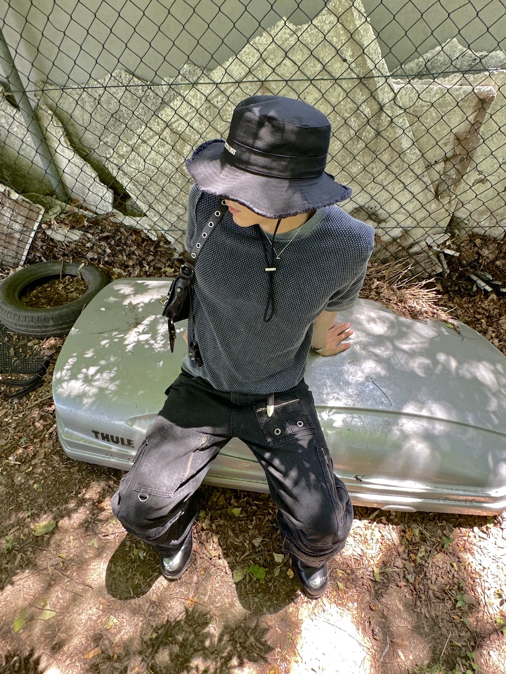 Jacquemus Le Bob Artichaut Bucket Hat Black, Balenciaga Arena Lambskin Aged Silver Hardware Le Cagole XS Flap Bag Black 착용 스타일 - 2