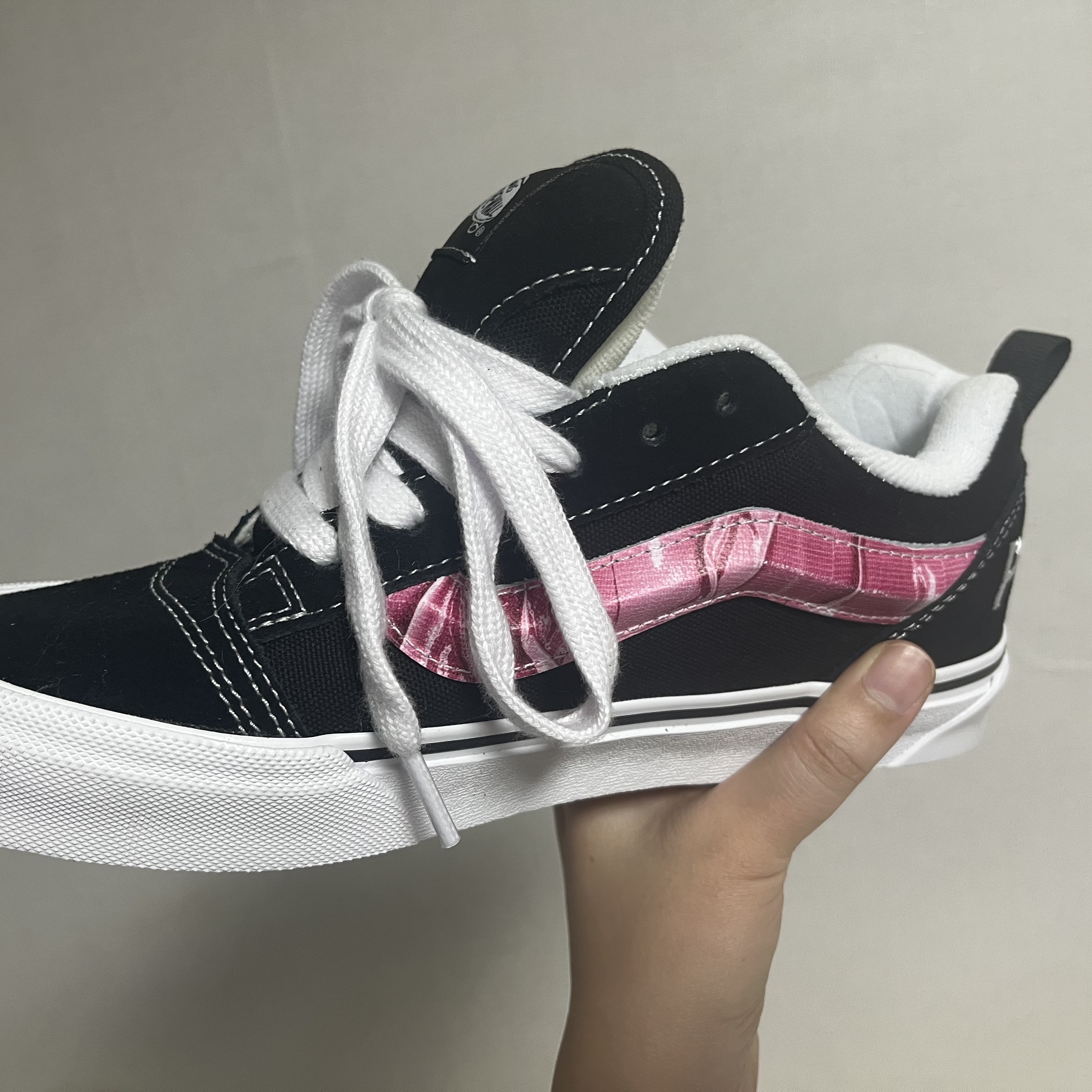 Vans x Peaches. Knu-Skool Black Pink 착용 스타일