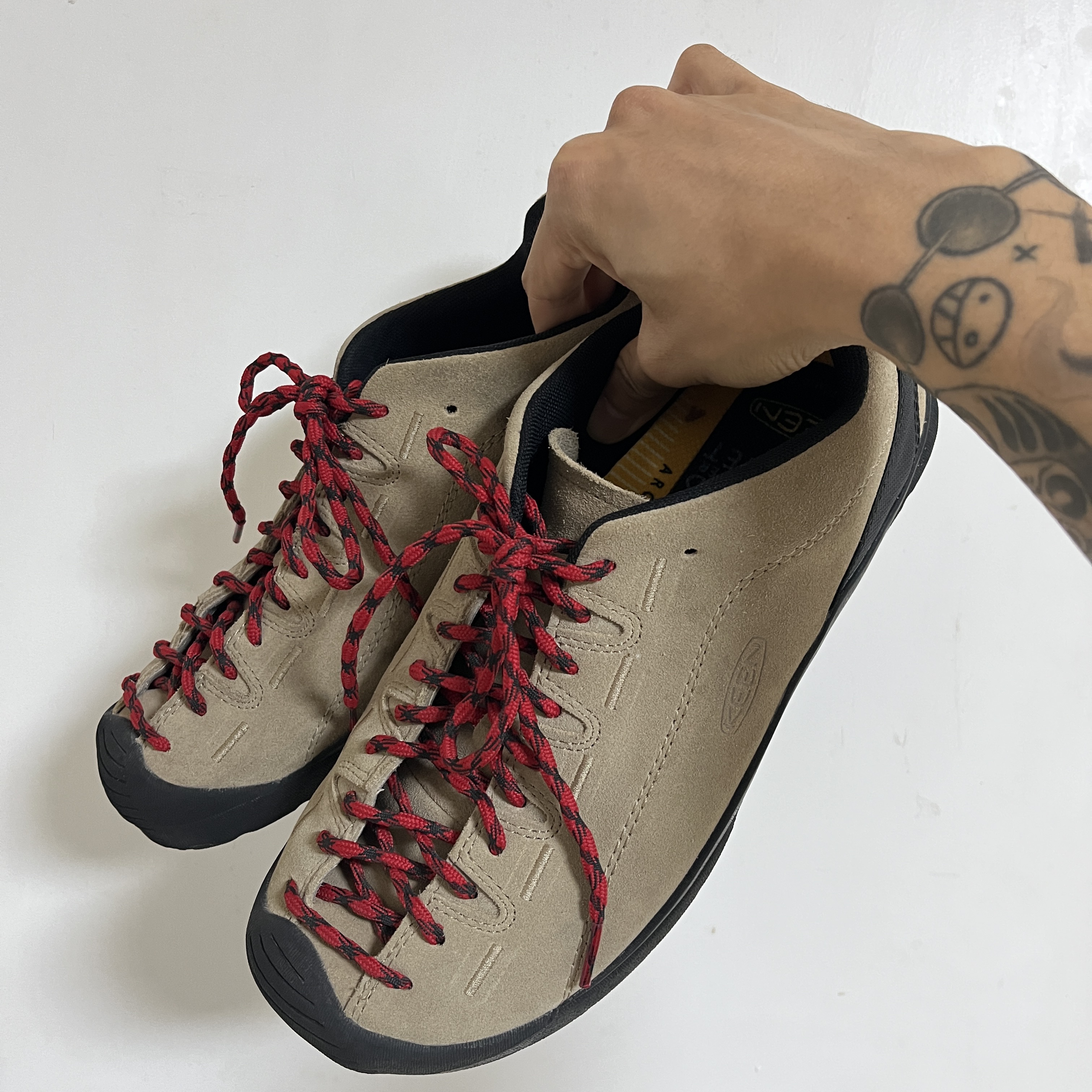 Keen Jasper Suede Sneakers Silver Mink 착용 스타일