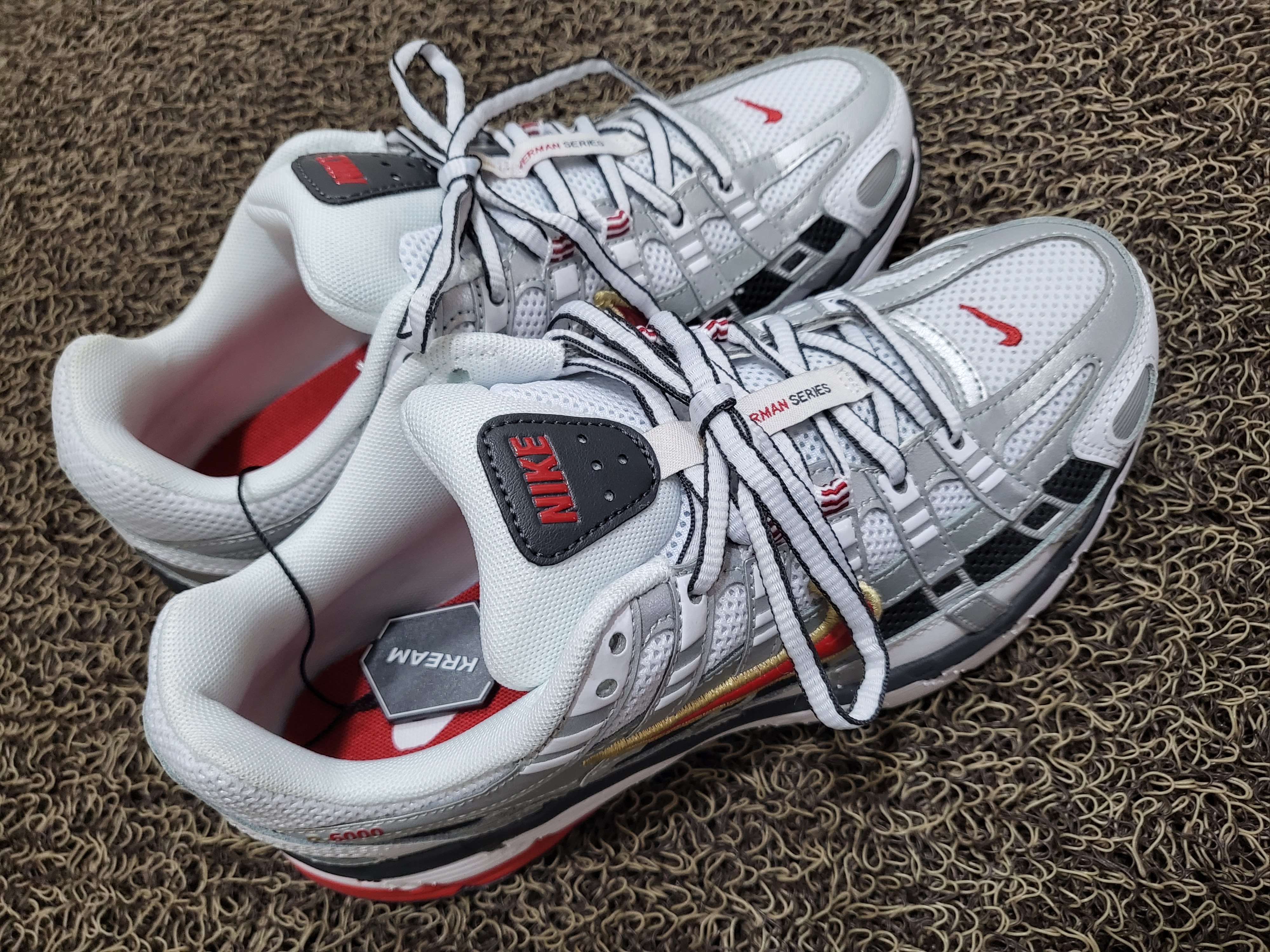 (W) Nike P-6000 Metallic Silver Red 착용 스타일
