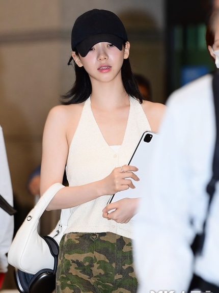Prada Soft Padded Nappa Leather Mini Bag White, Apple AirPods Max Lightning Space Gray (Korean Ver.) 착용 스타일 - 1