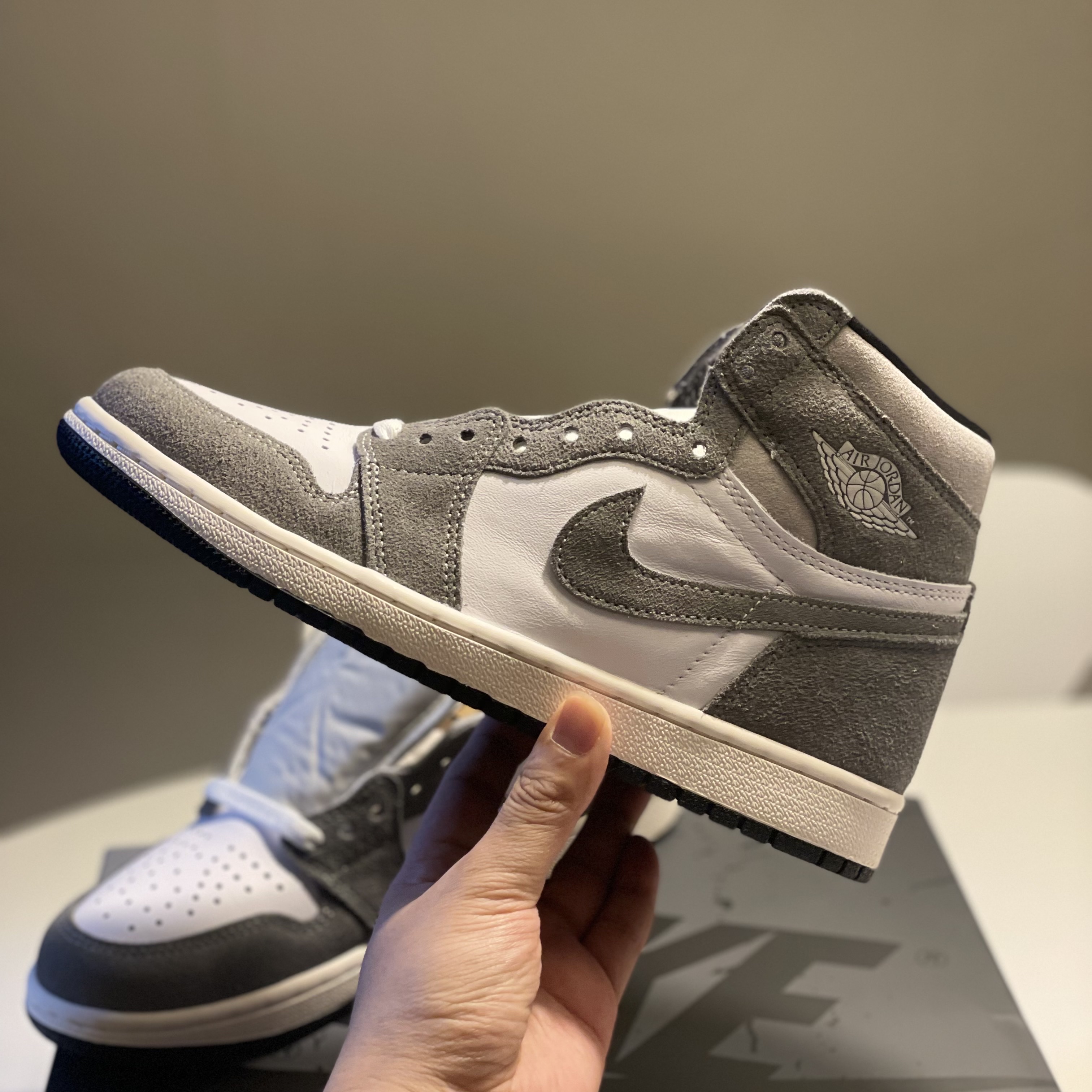 Jordan 1 Retro High OG Black and Smoke Grey 착용 스타일 - 2