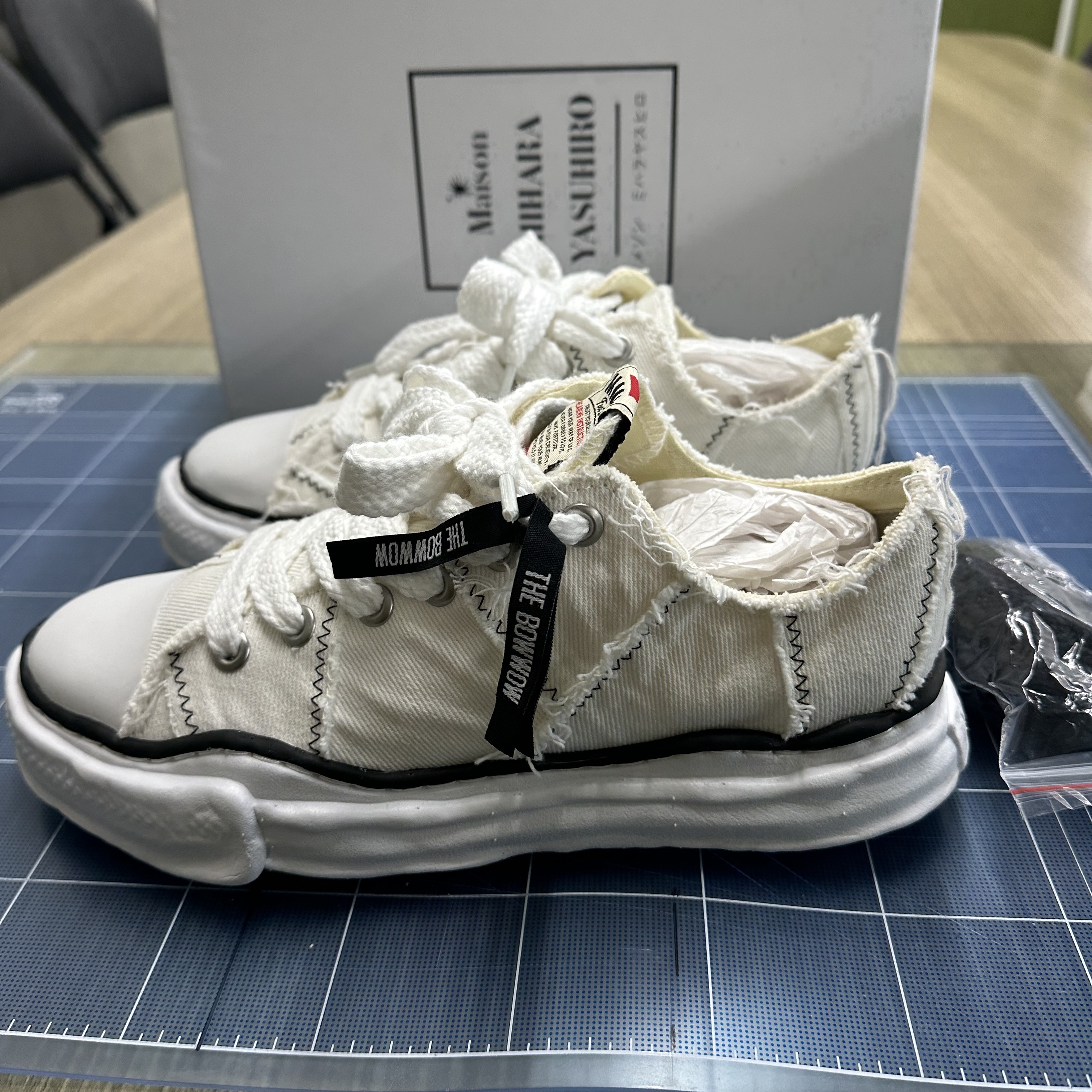 Maison Mihara Yasuhiro x Recognize x Bow Wow Peterson OG Sole Canvas Low-top Sneakers White 착용 스타일 - 3