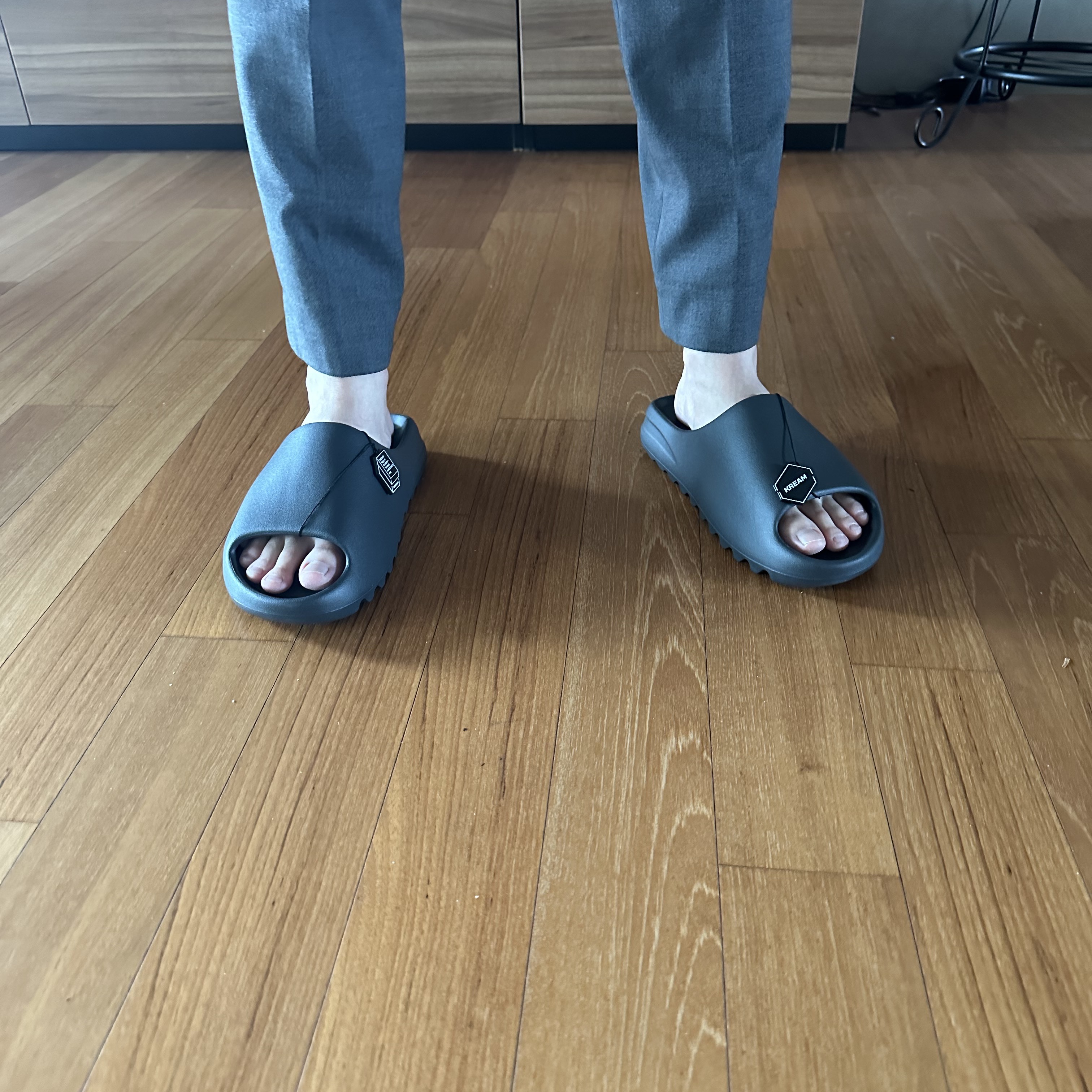 Adidas Yeezy Slide Onyx 착용 스타일