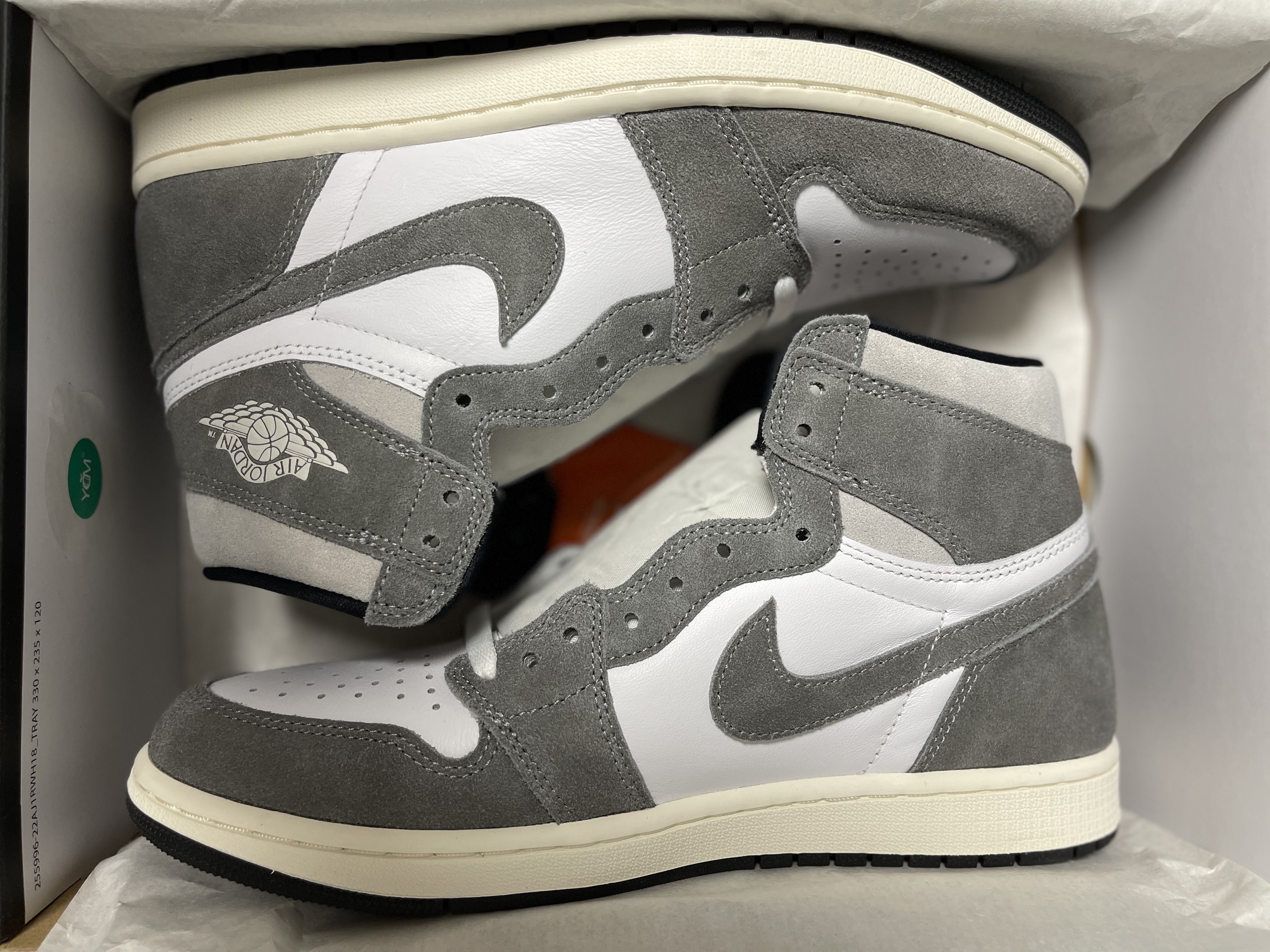 Jordan 1 Retro High OG Black and Smoke Grey 착용 스타일 - 1